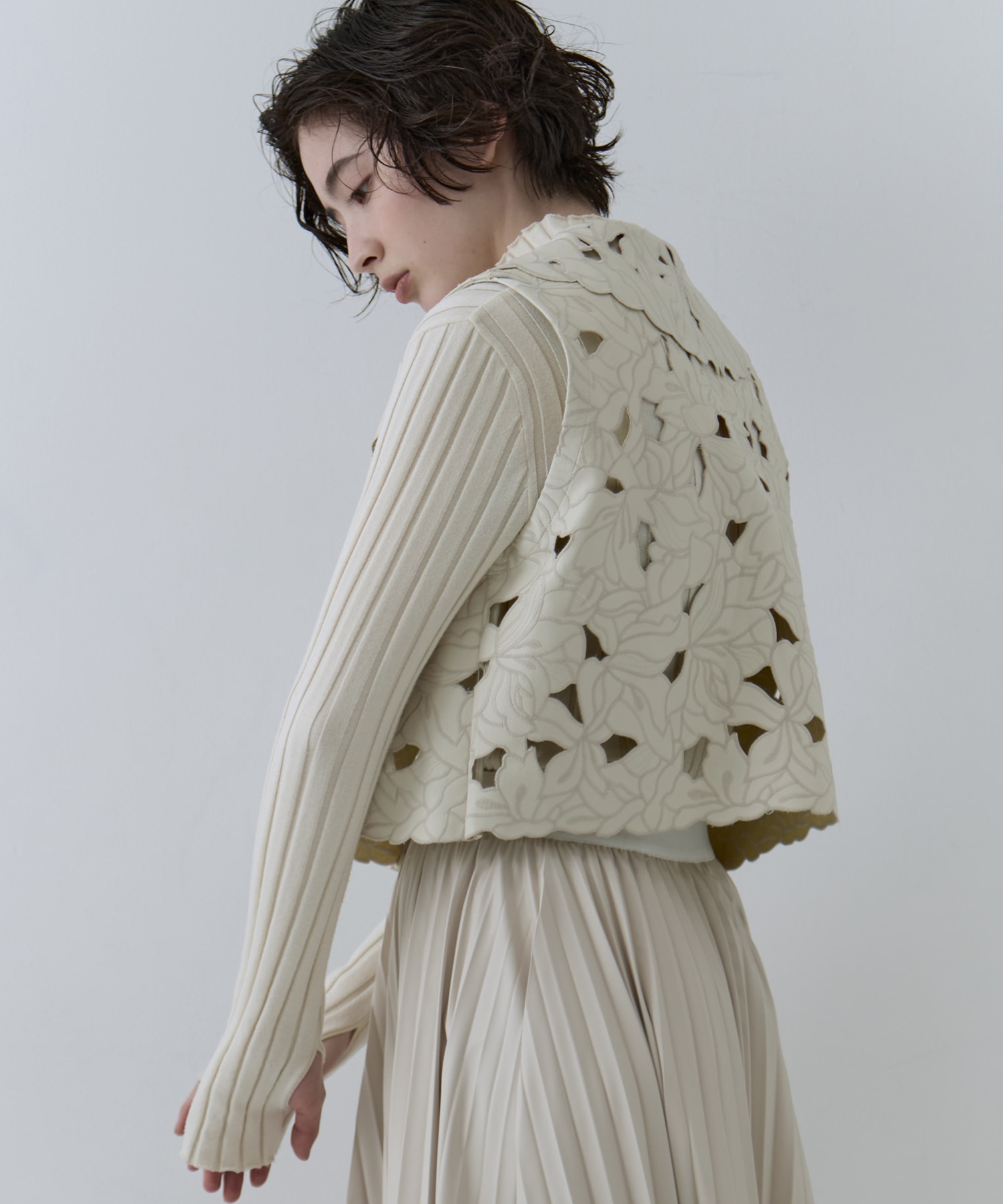 UND LACE CUTWORK VEST　TOP AMERI