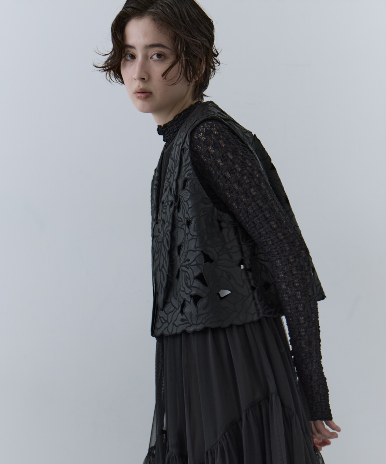 UND LACE CUTWORK VEST　TOP AMERI