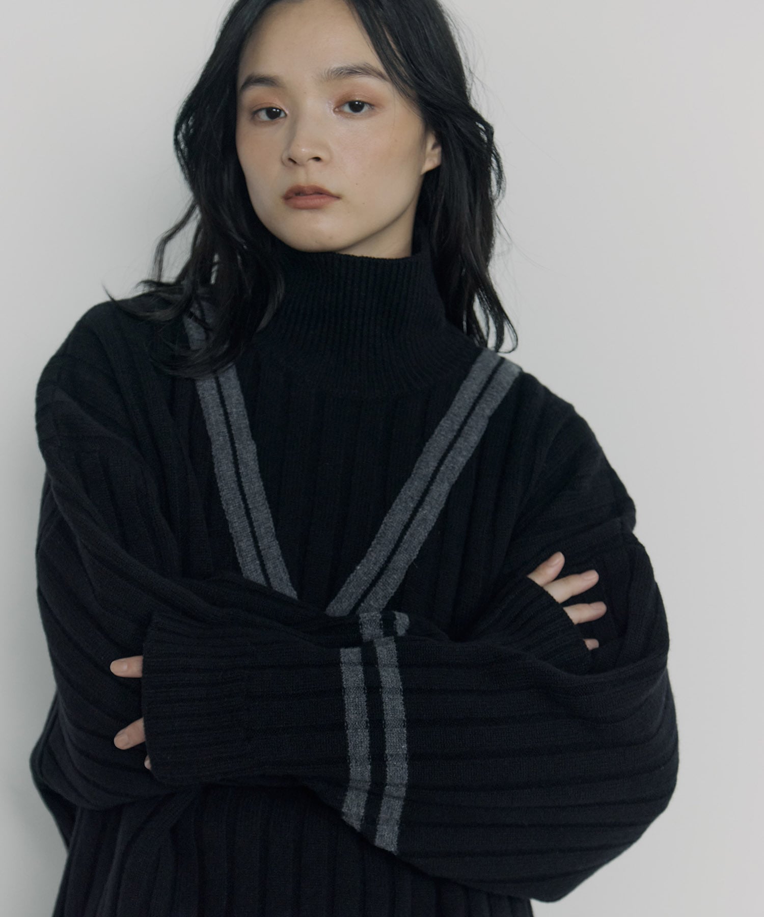 Lines Turtle Neck Knit UJOH