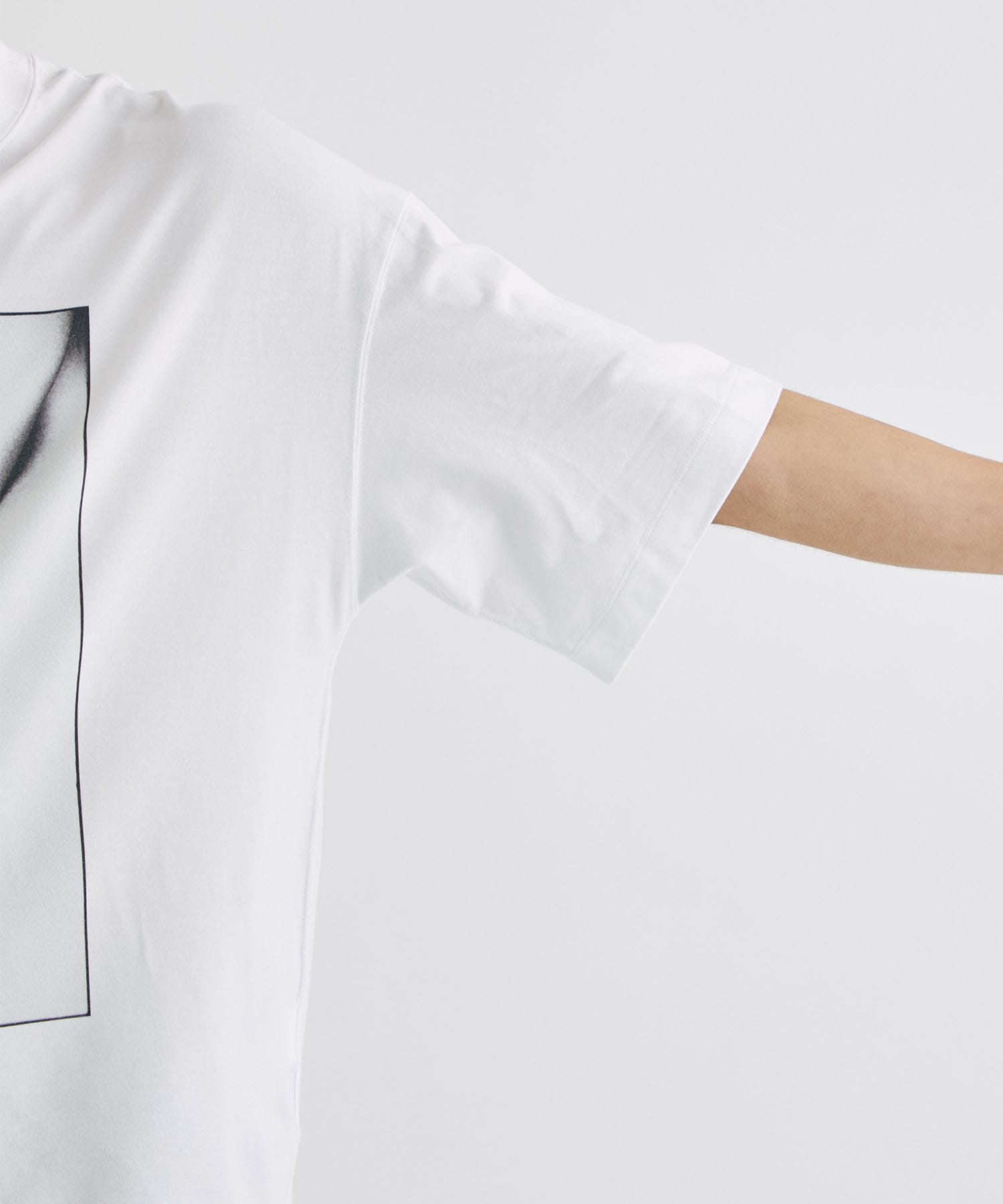 PHOTO DESIGN TEE Embrace B ALMOSTBLACK