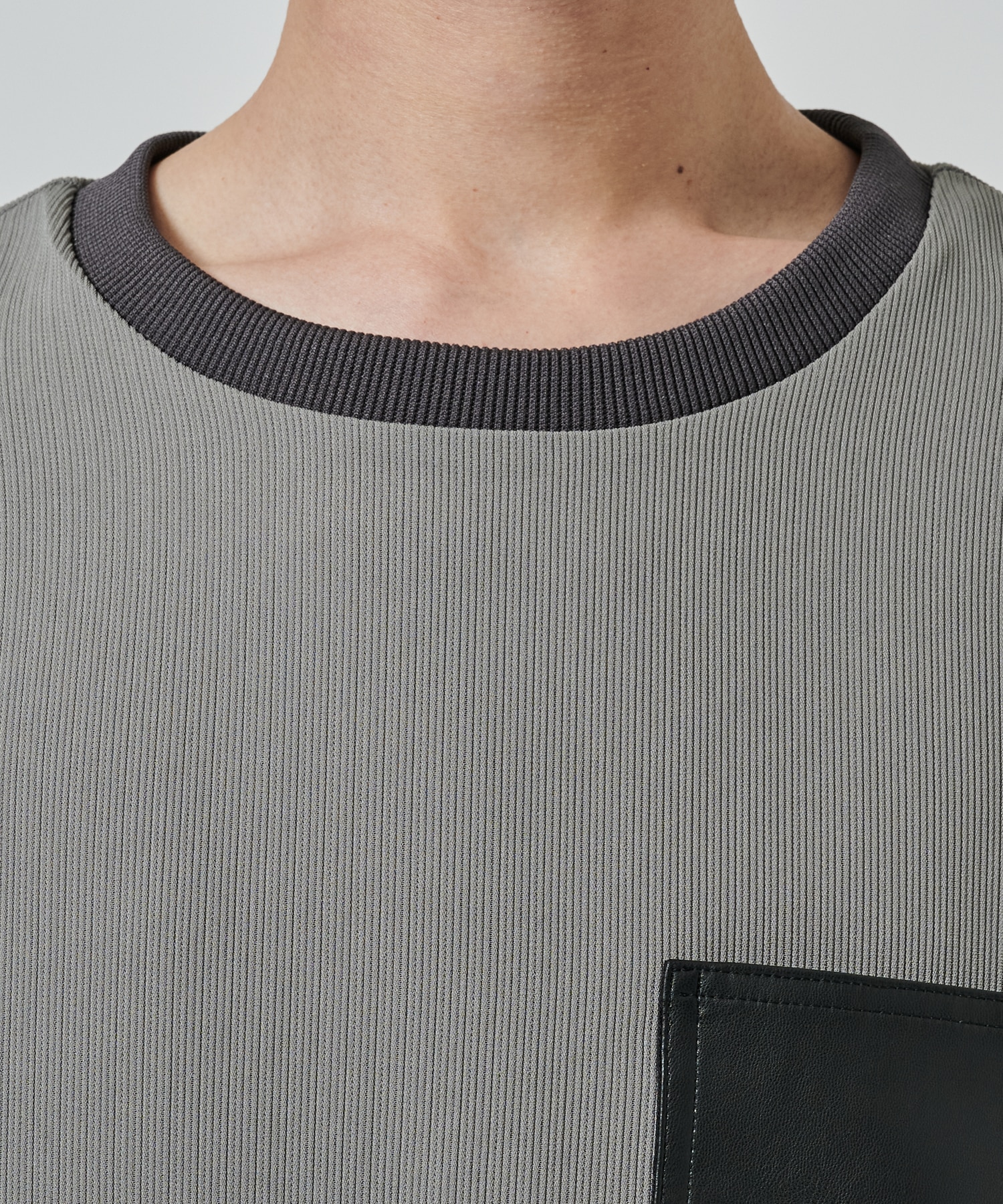 DRY DOBBY LEATHER POCKET TEE STUDIOUS