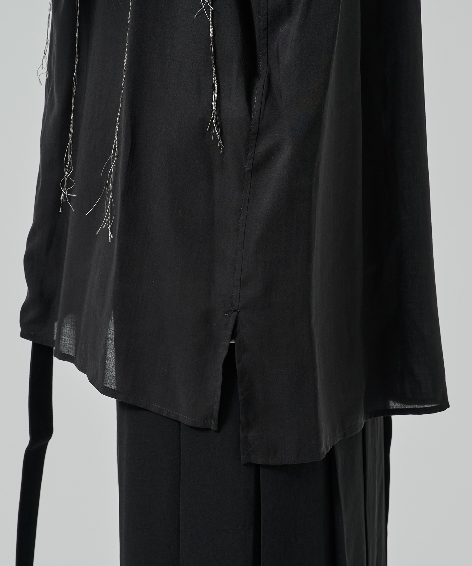 FLOWER STITCH SIDE GATHER SHIRT GroundY
