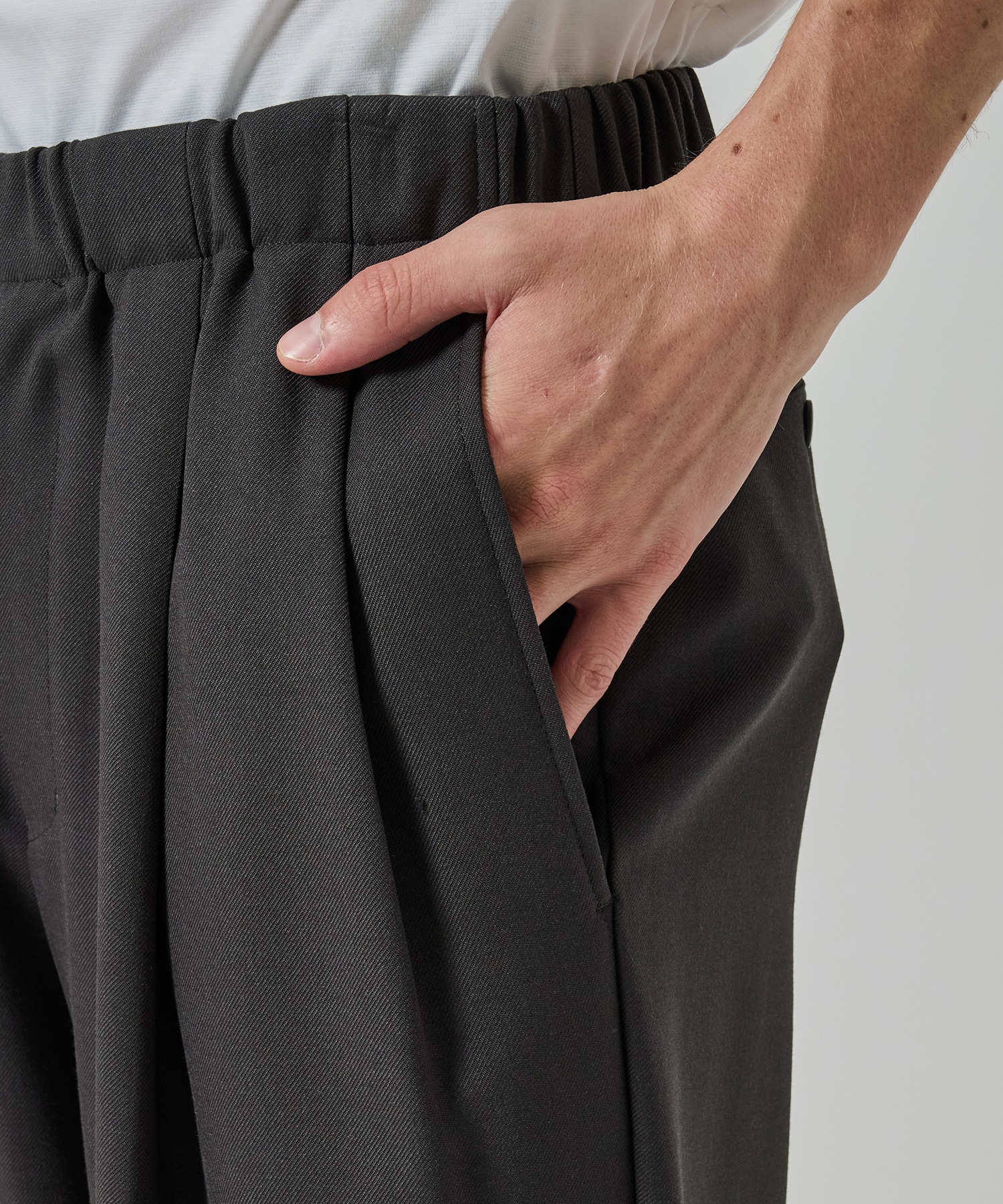 〈別注〉 TWO TUCK STRAIGHT EASY PANTS MARKAWARE/marka
