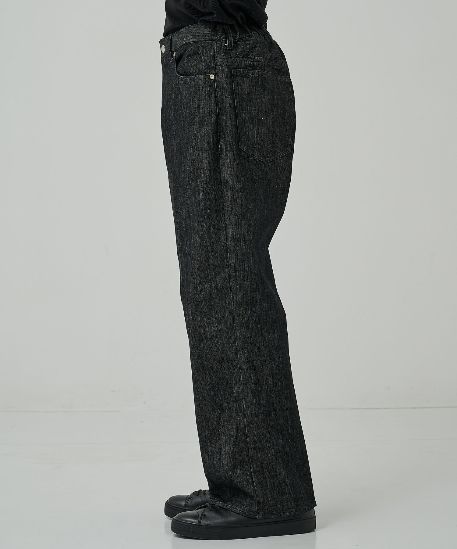 センタープレスが"消えない"デニム STUDIOUS