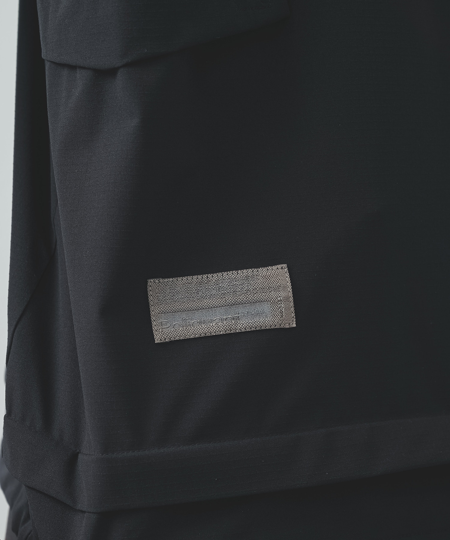 THE DEFORMED S/S PULLOVER WITH UTILITY POCKETS POLIQUANT