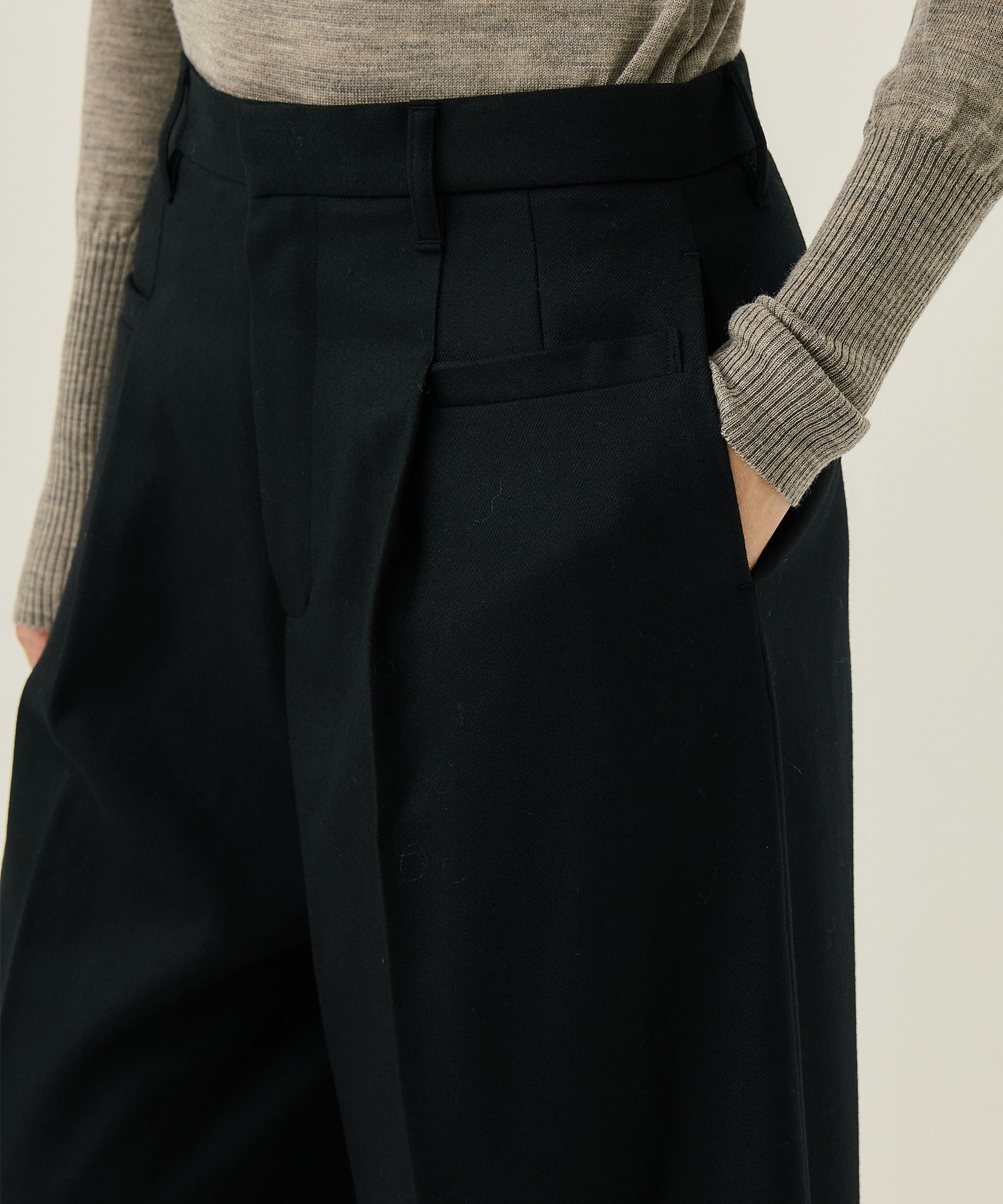 Terese wide tuck PT BK(1 BLACK): AKIRANAKA: WOMENS｜ STUDIOUS