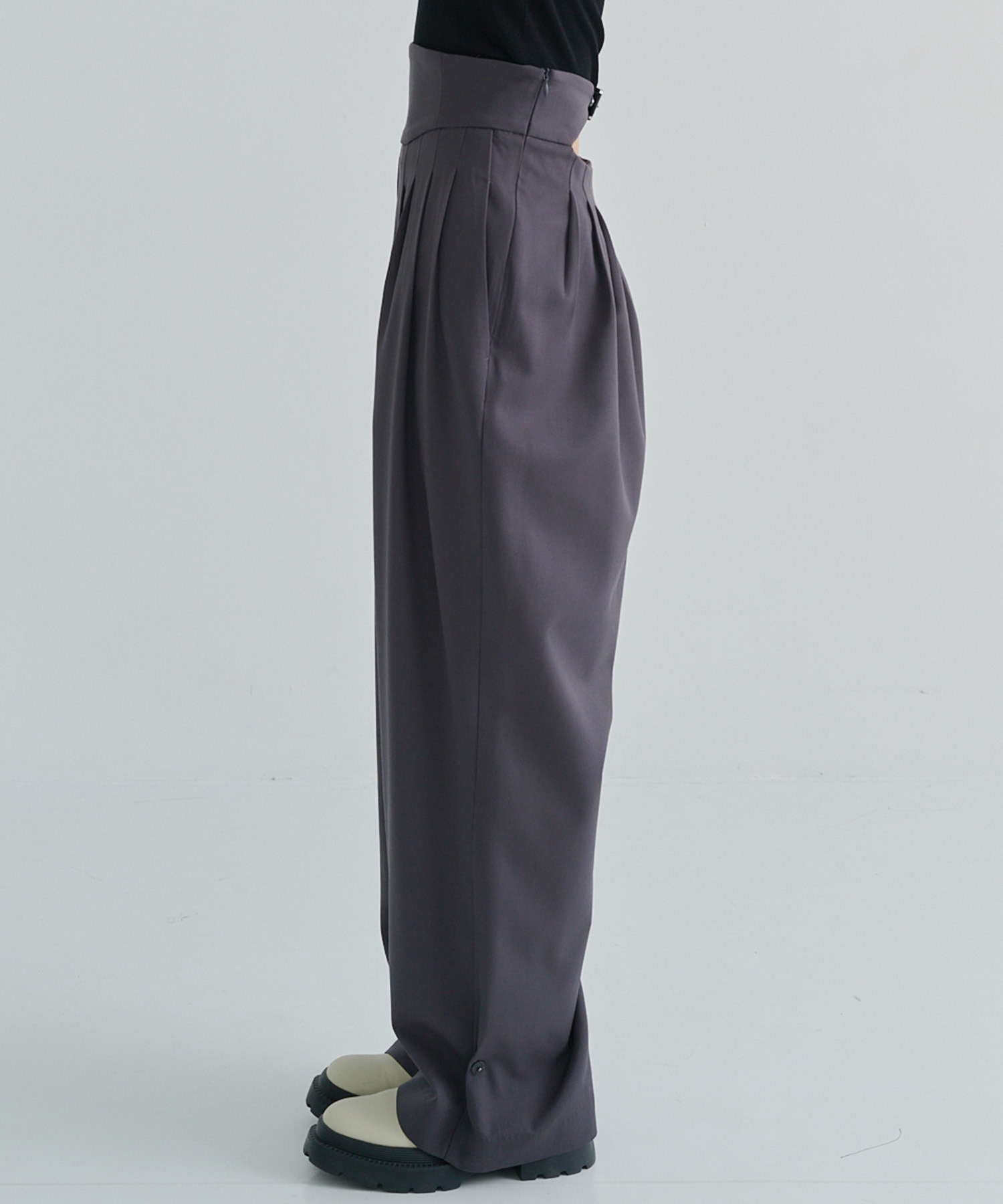 HIGH-WAIST PLEATED TROUSERS FETICO