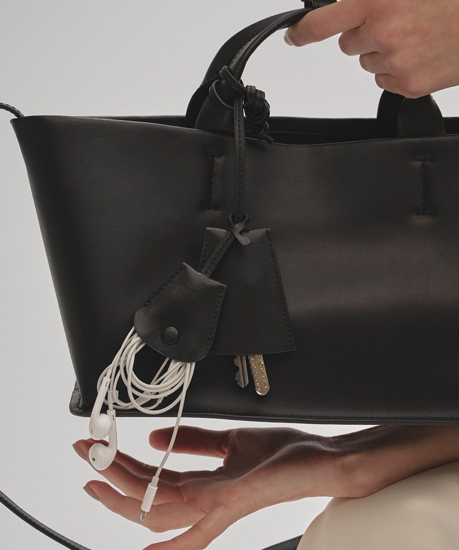 Useful Leather Bag (M) TODAYFUL