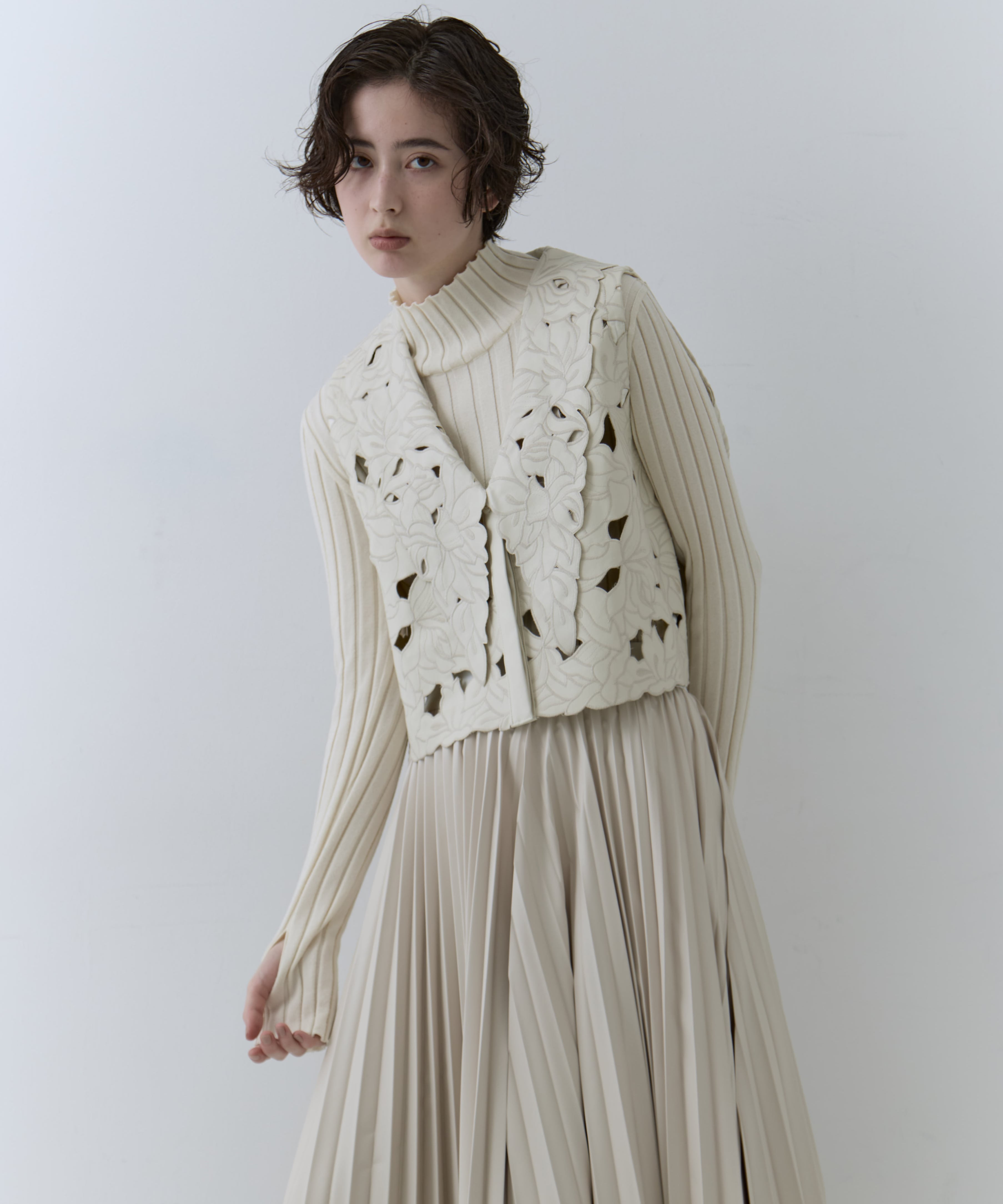 UND LACE CUTWORK VEST　TOP AMERI