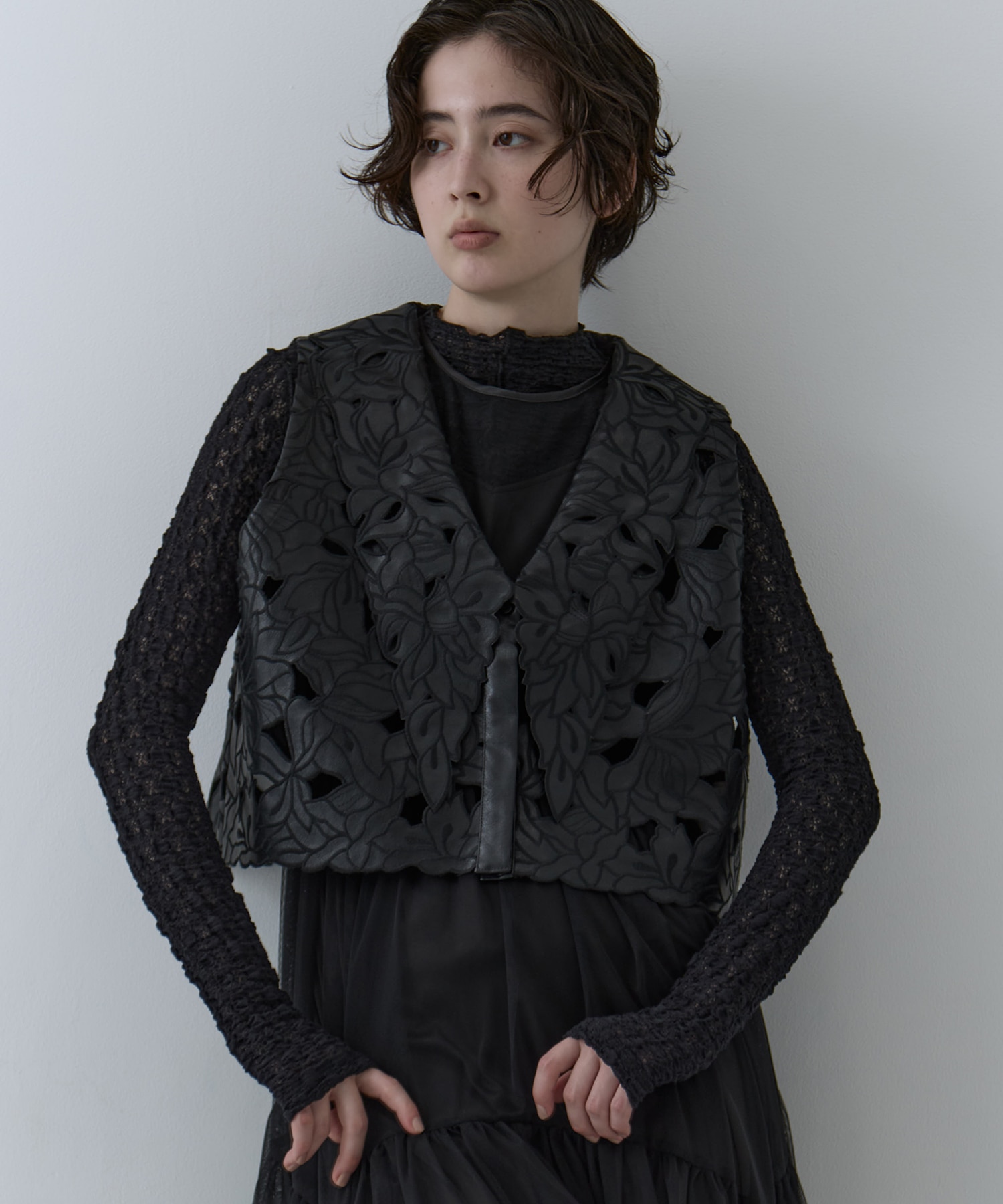 UND LACE CUTWORK VEST　TOP AMERI