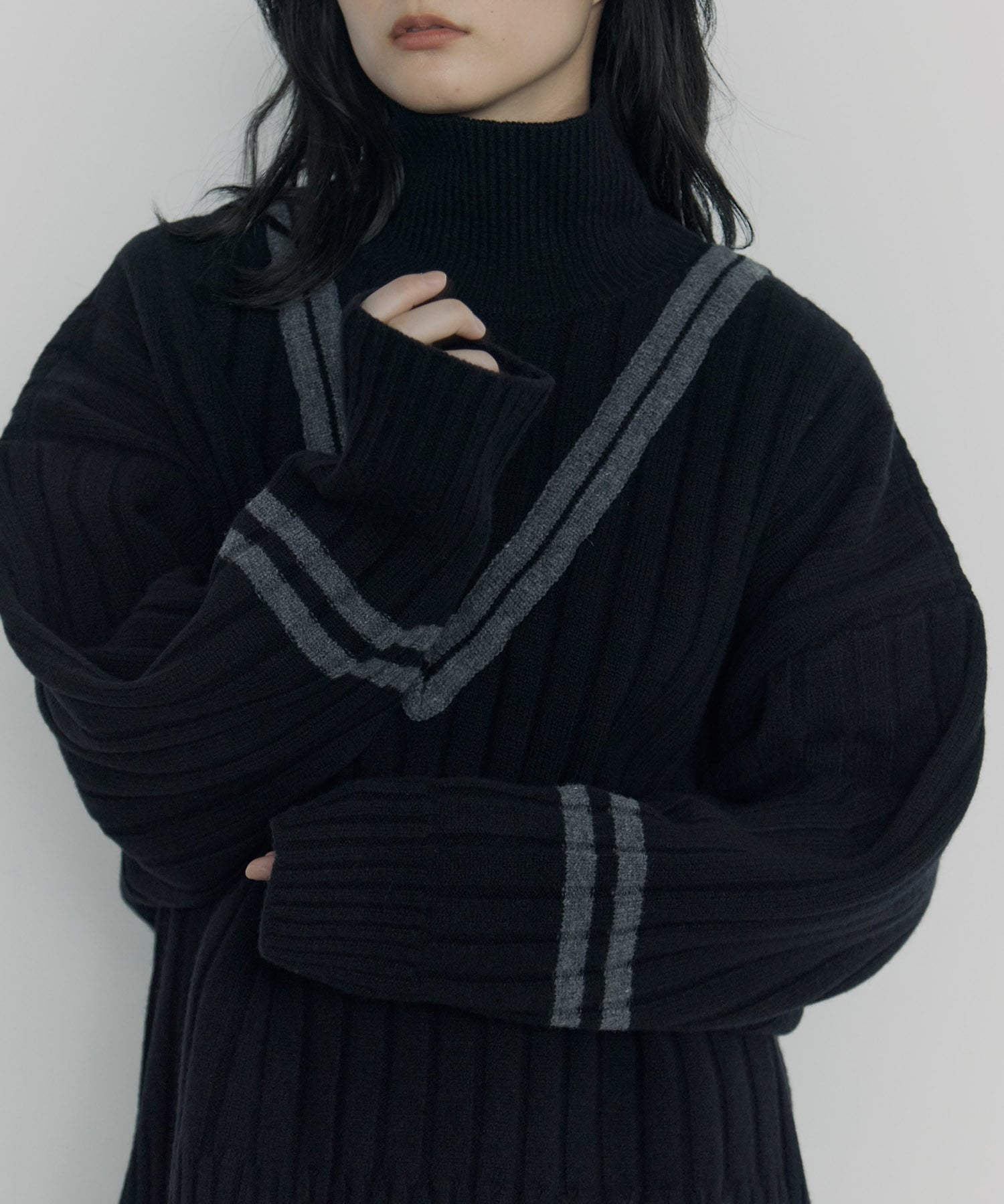 Lines Turtle Neck Knit UJOH