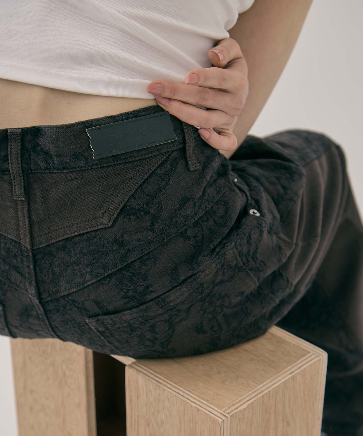 別注 DAMASK-PRINT DENIM CURVE-FIT HIGH-RISE JEANS FETICO