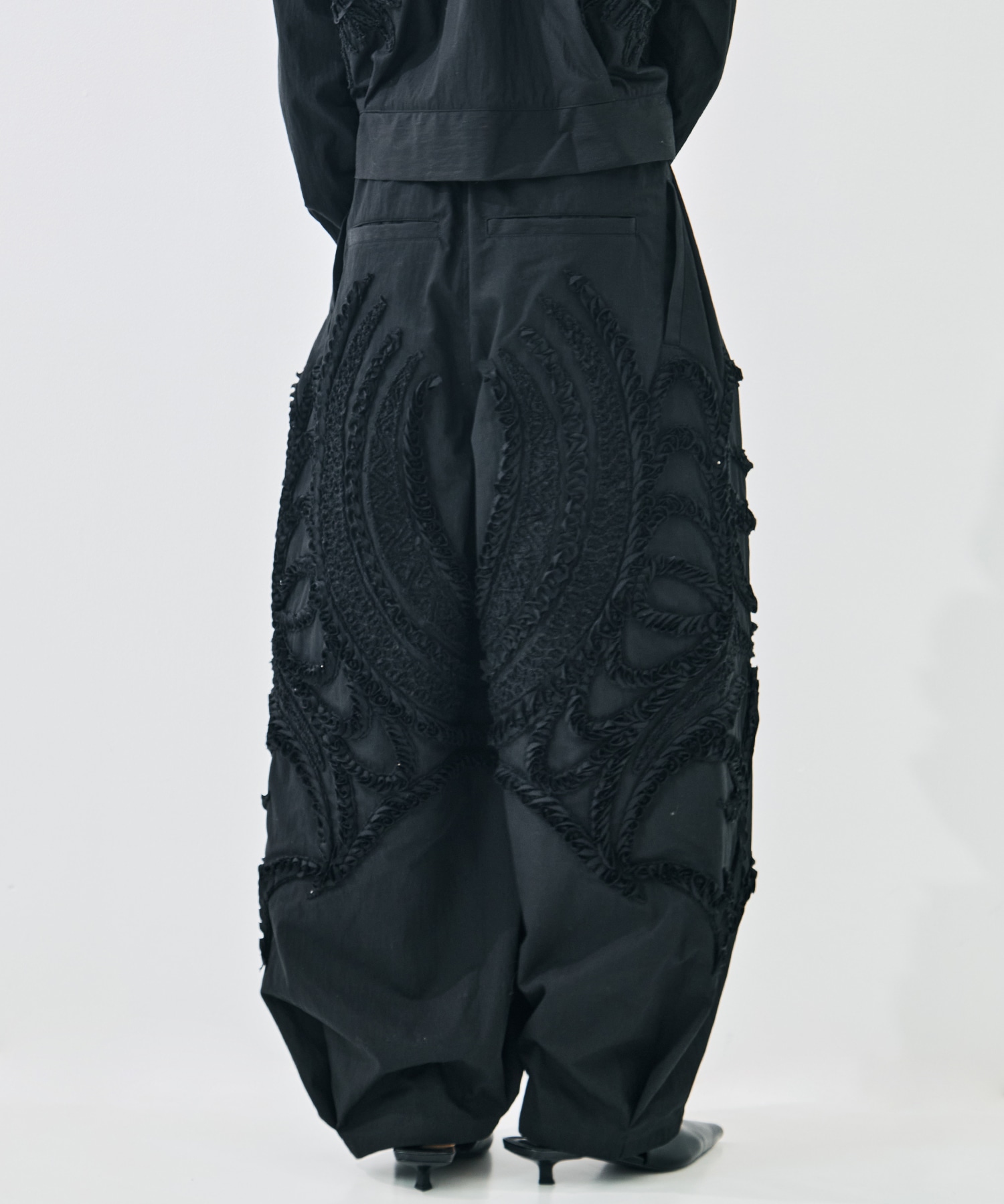 WIDE TATOO EMBROIDERY PANTS TAAKK