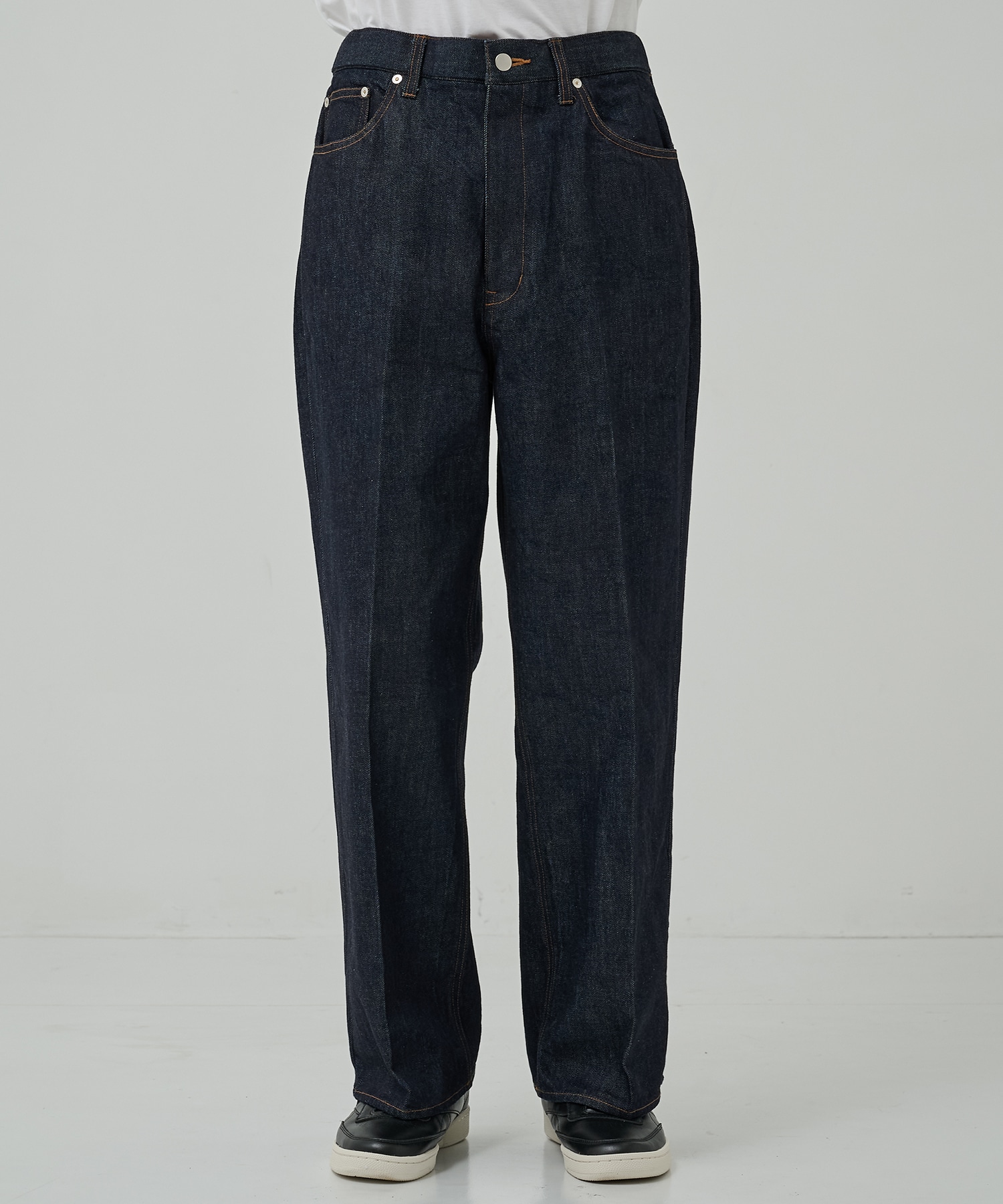 センタープレスが"消えない"デニム STUDIOUS