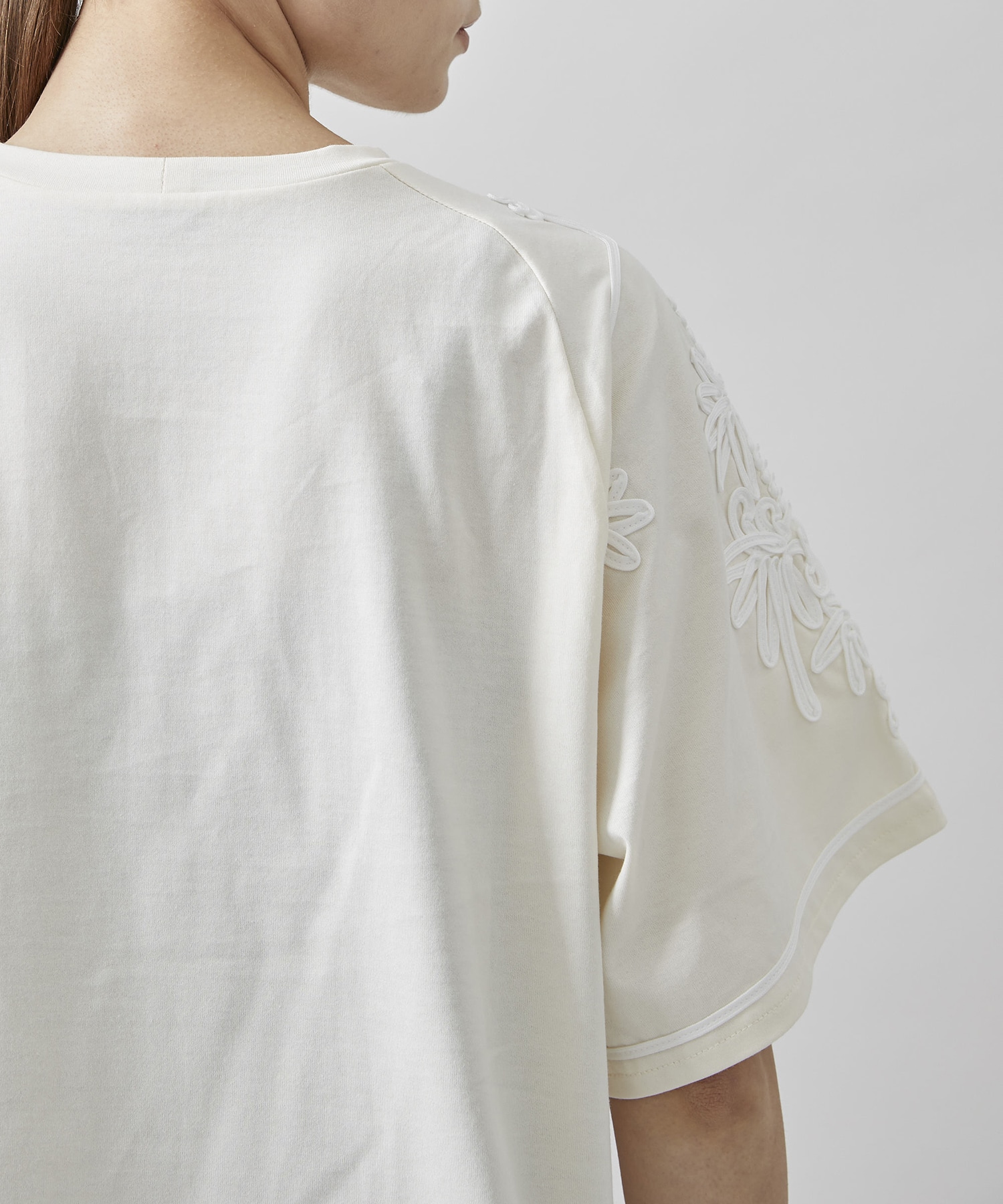 別注〉コードエンブロイダリーTEE(2 IVORY): LOKITHO: WOMENS