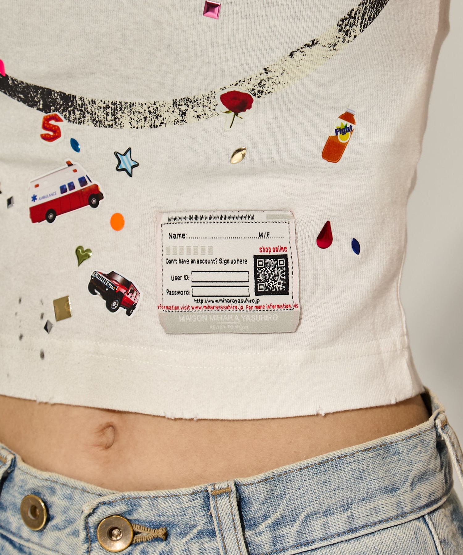 SMILY FACE PRINTED STICKER MINI TEE Maison MIHARA YASUHIRO