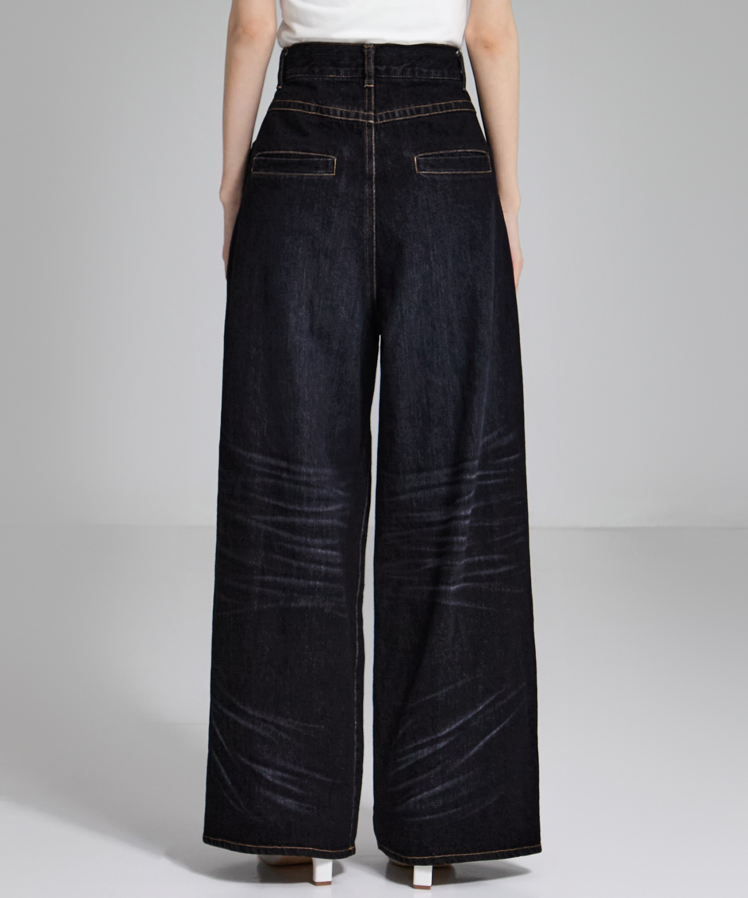 Tucked Wide Leg Jeans STUDIOUS