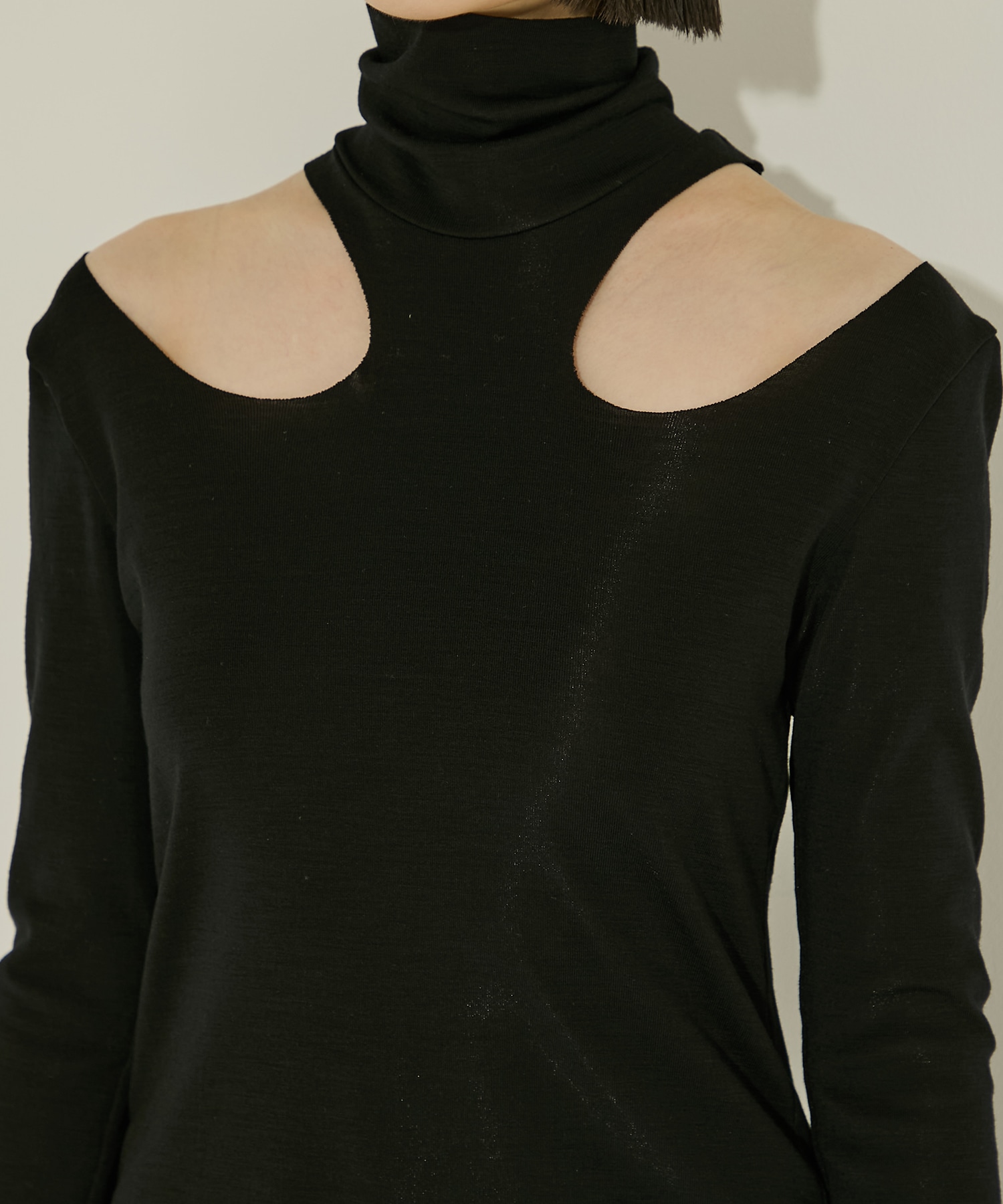 WOOL RIB HOLLOWED OUT TURTLE NECK TOP JOHN LAWRENCE SULLIVAN