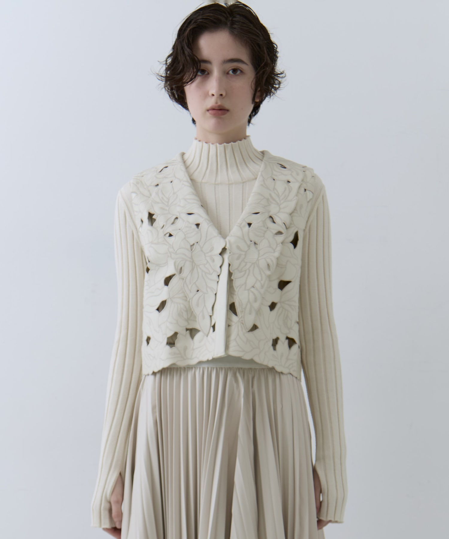 UND LACE CUTWORK VEST　TOP AMERI