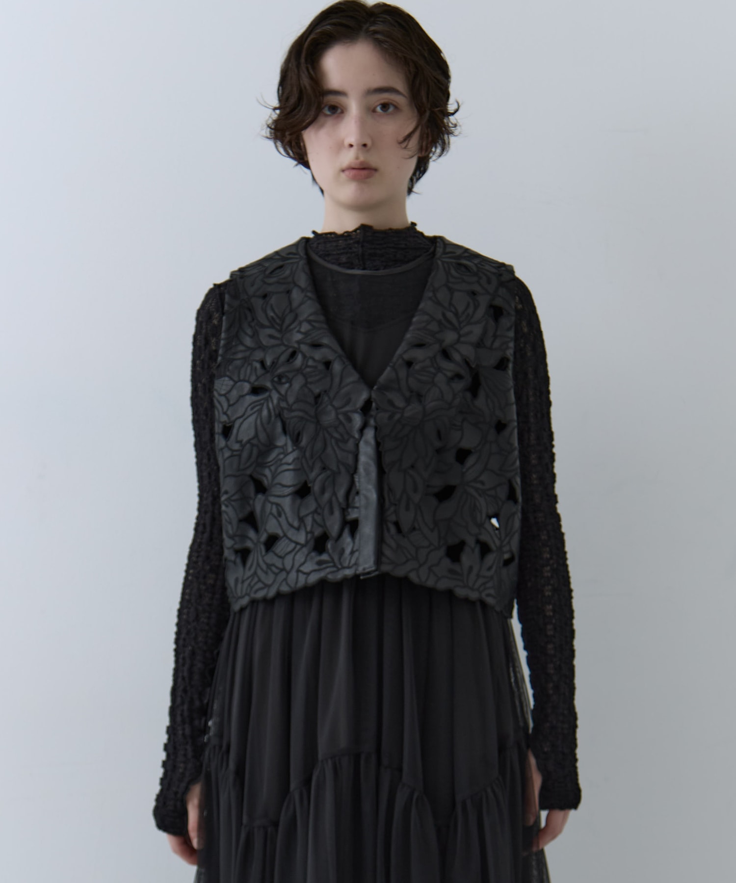 UND LACE CUTWORK VEST　TOP AMERI