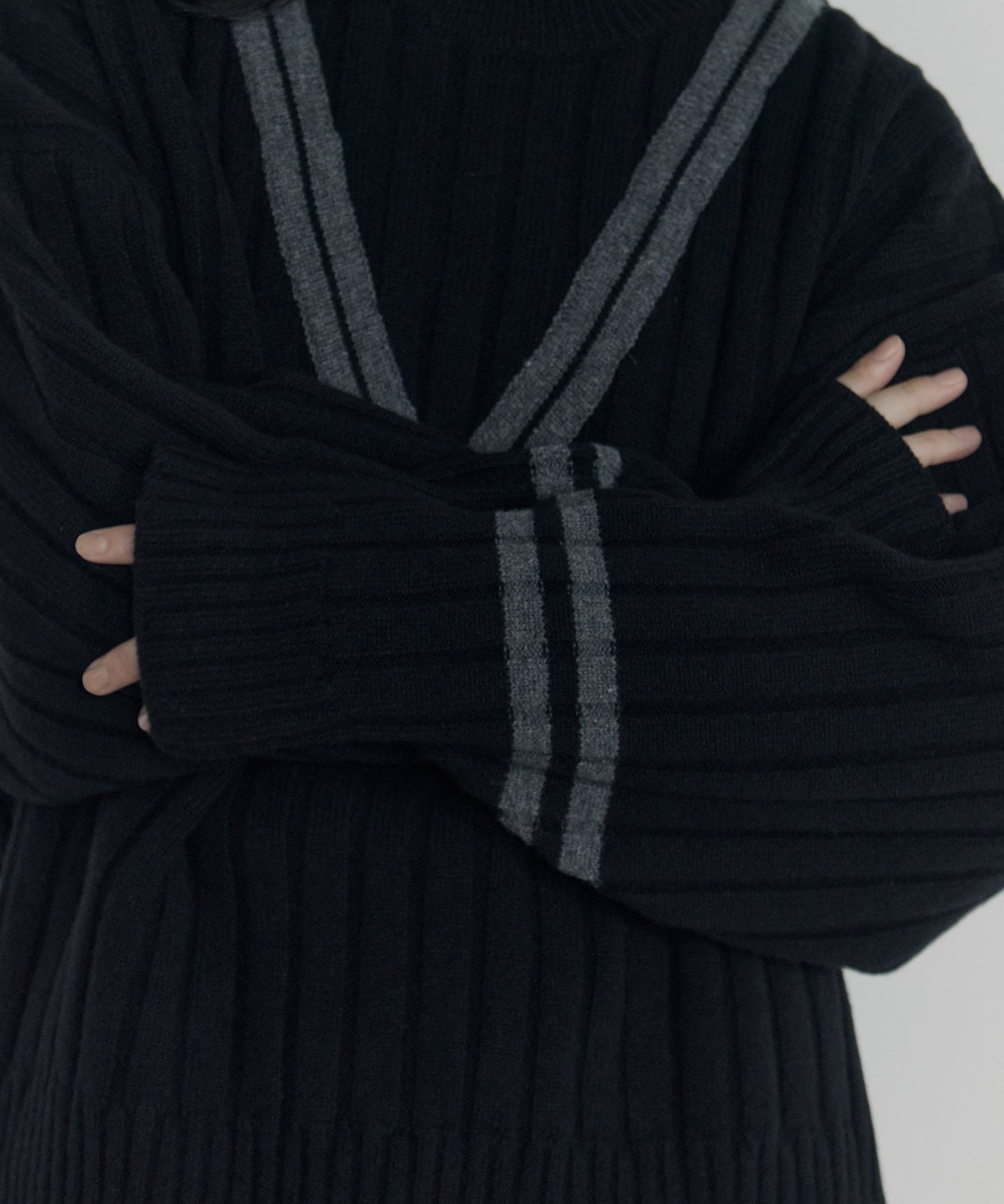 Lines Turtle Neck Knit UJOH