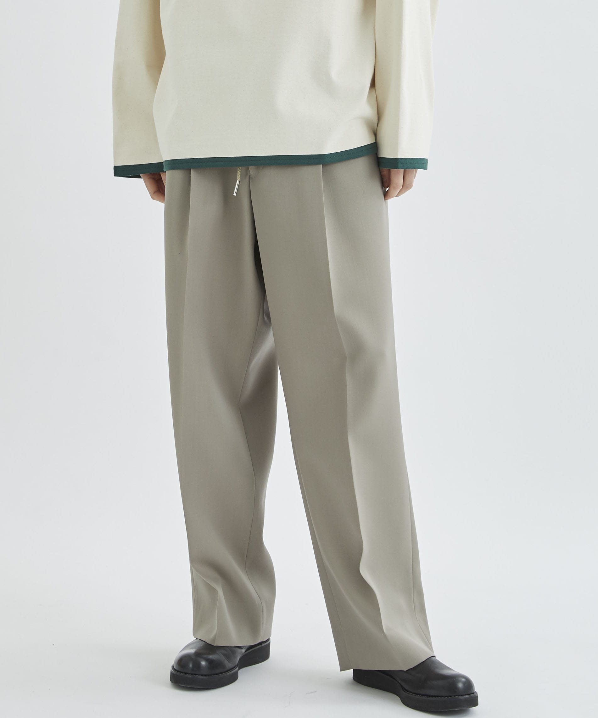 THE EASY SLACKS WIDE(46 GREY BEIGE): THE RERACS: MENS｜ STUDIOUS