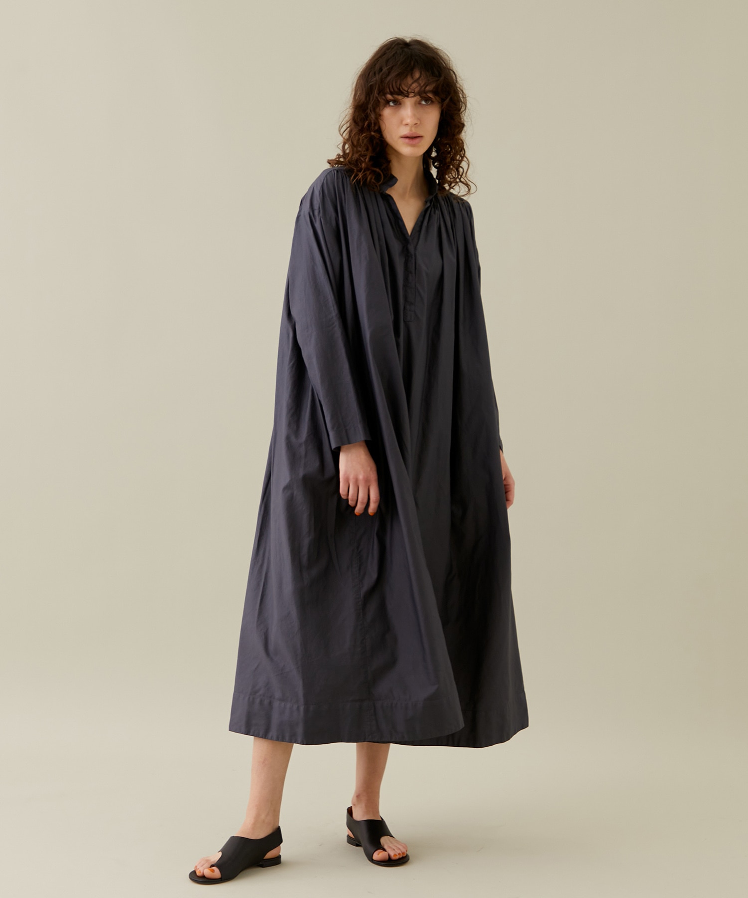 MICRO COTTON SATIN GHATHERD DRESS(1 DARK GREY): ATON: WOMENS