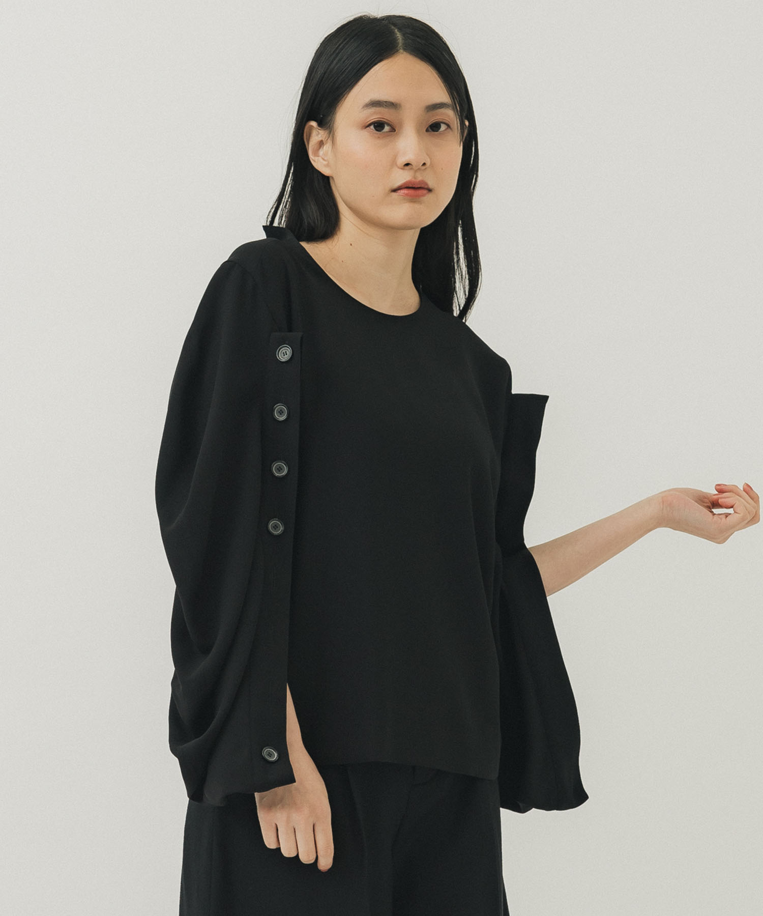 Mirka drape sleeve PO BK(2 BLACK): AKIRANAKA: WOMENS｜ STUDIOUS