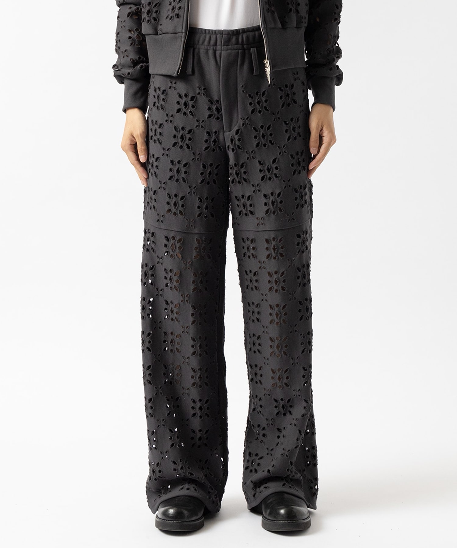 FLOWER HOLE SWEAT PANTS