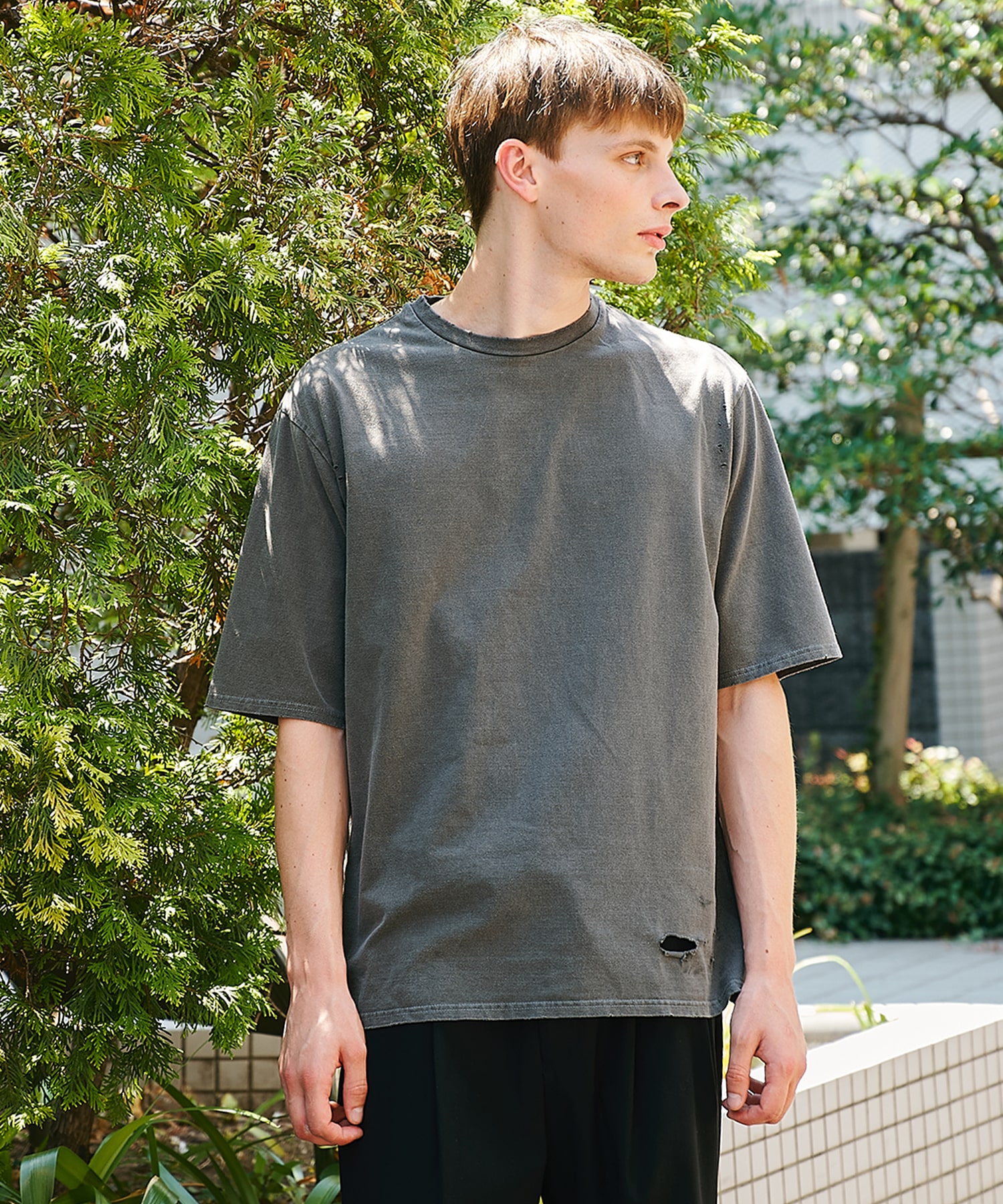 CREW NECK DAMAGED TEE