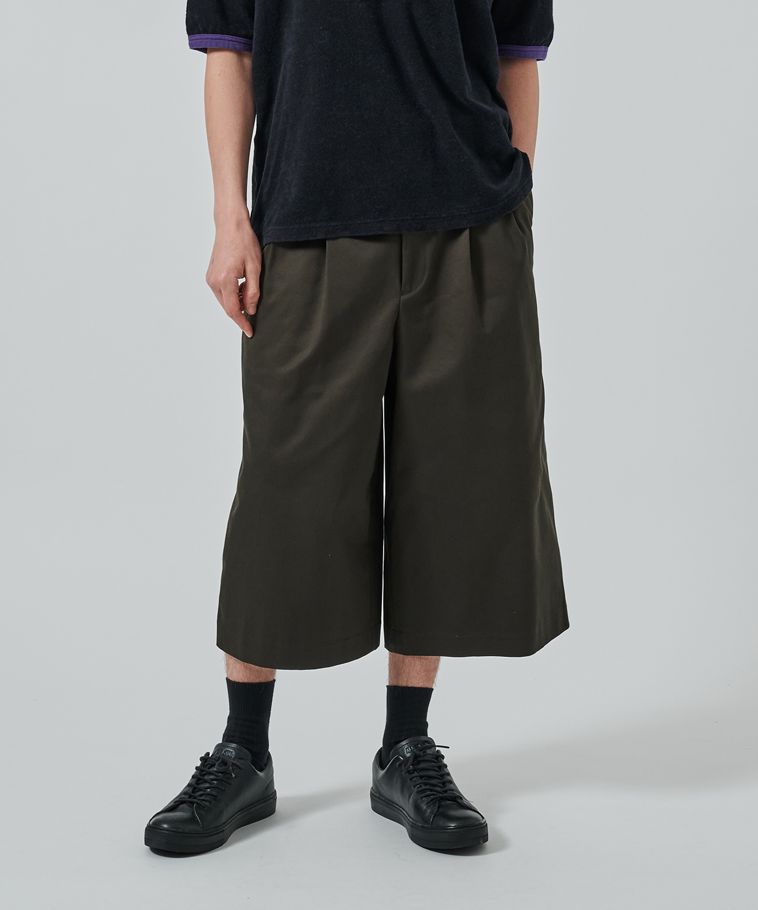 TWO TUCK CROPPED TROUSERS