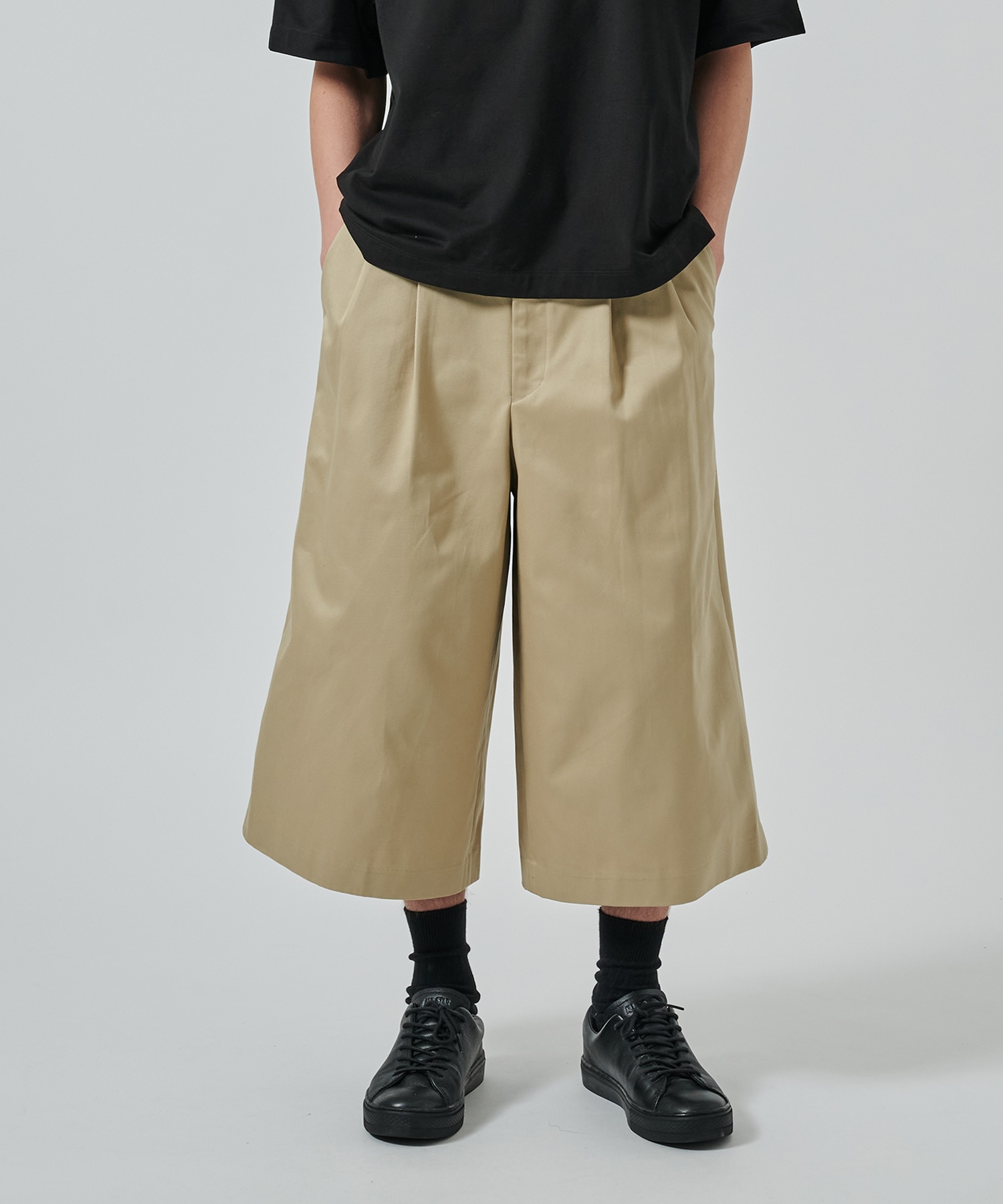 TWO TUCK CROPPED TROUSERS