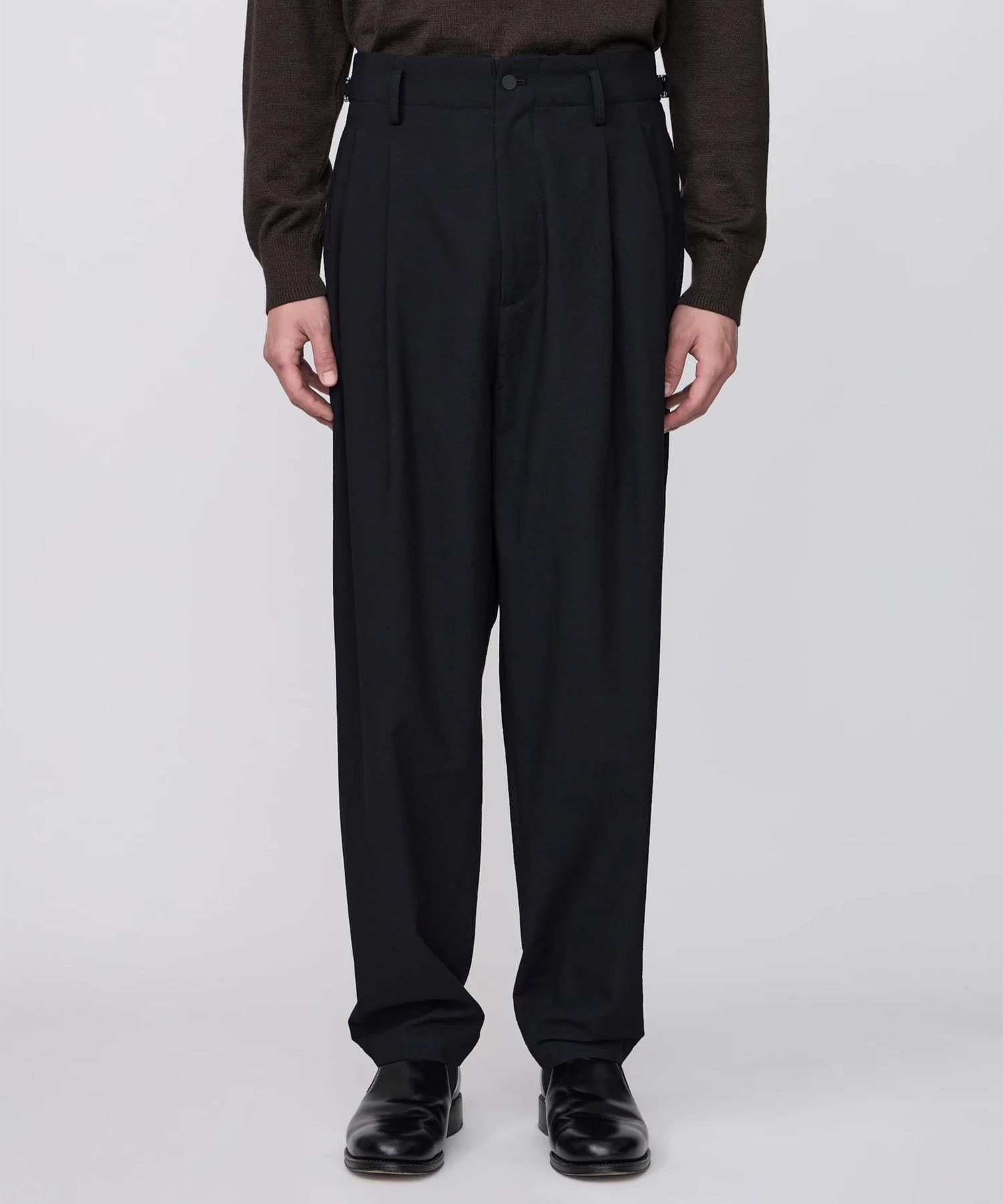 THREE TUCKS TAPERED PANTS