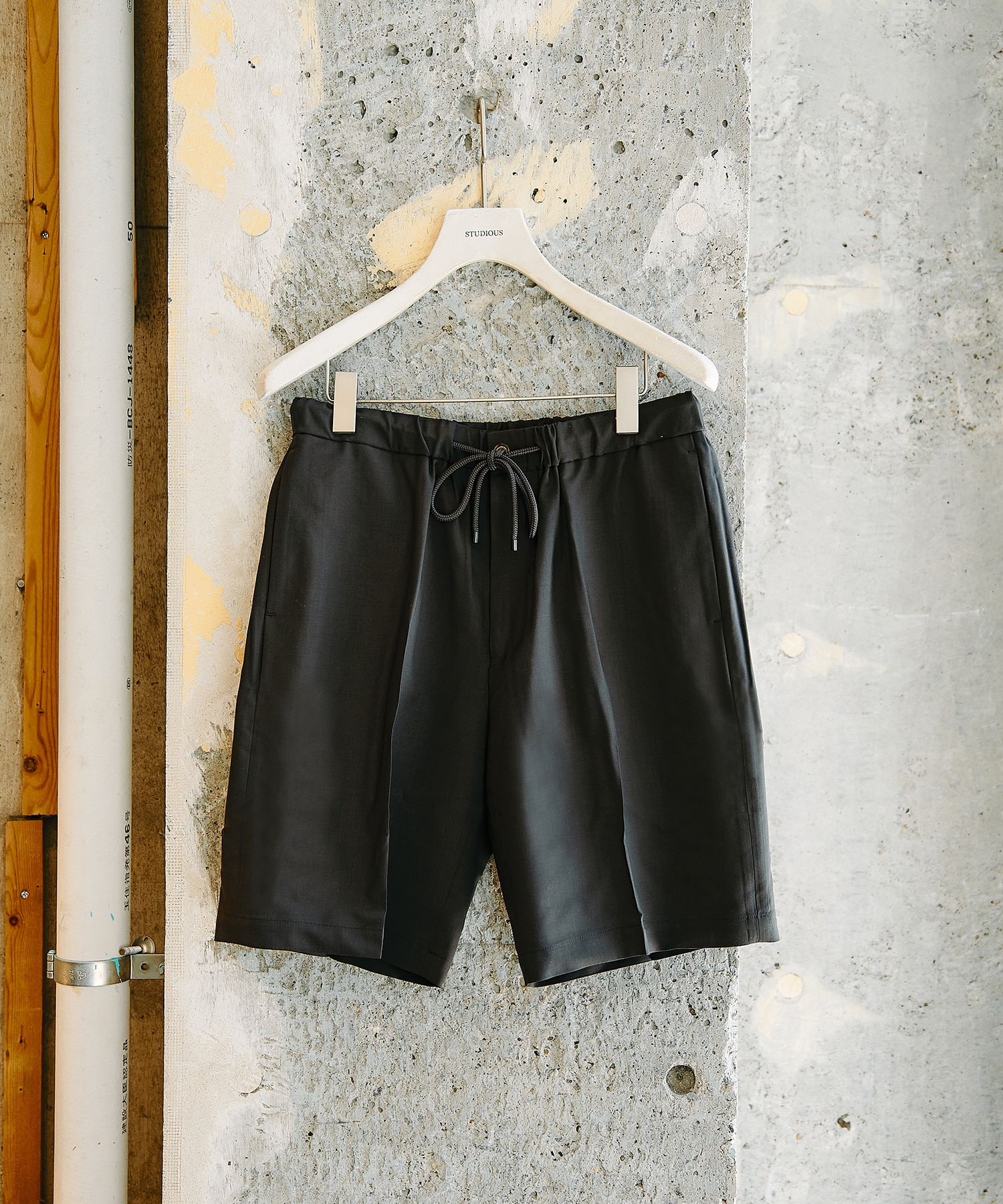 FLAT TAPERED EASY SHORTS