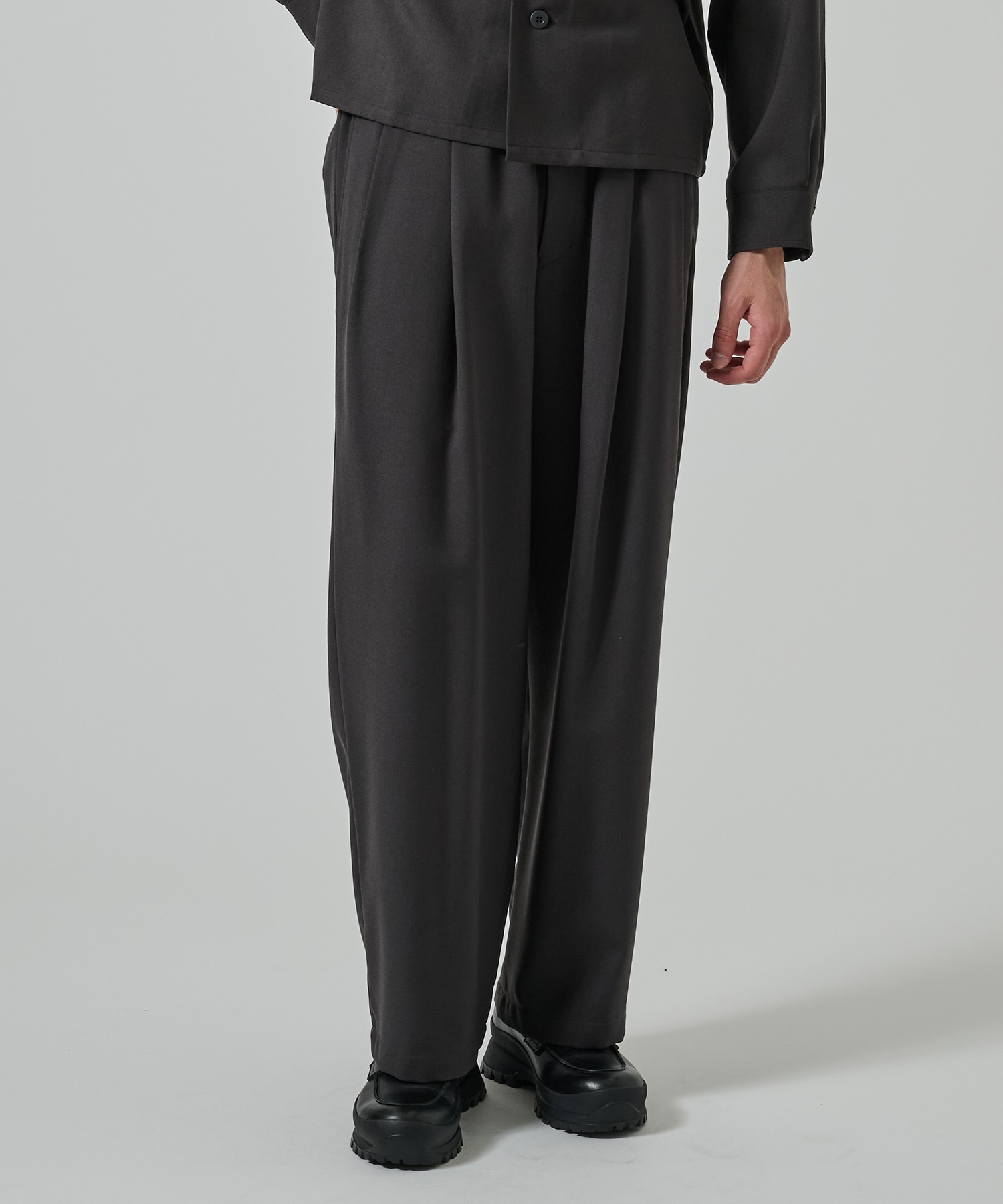 〈別注〉 TWO TUCK STRAIGHT EASY PANTS