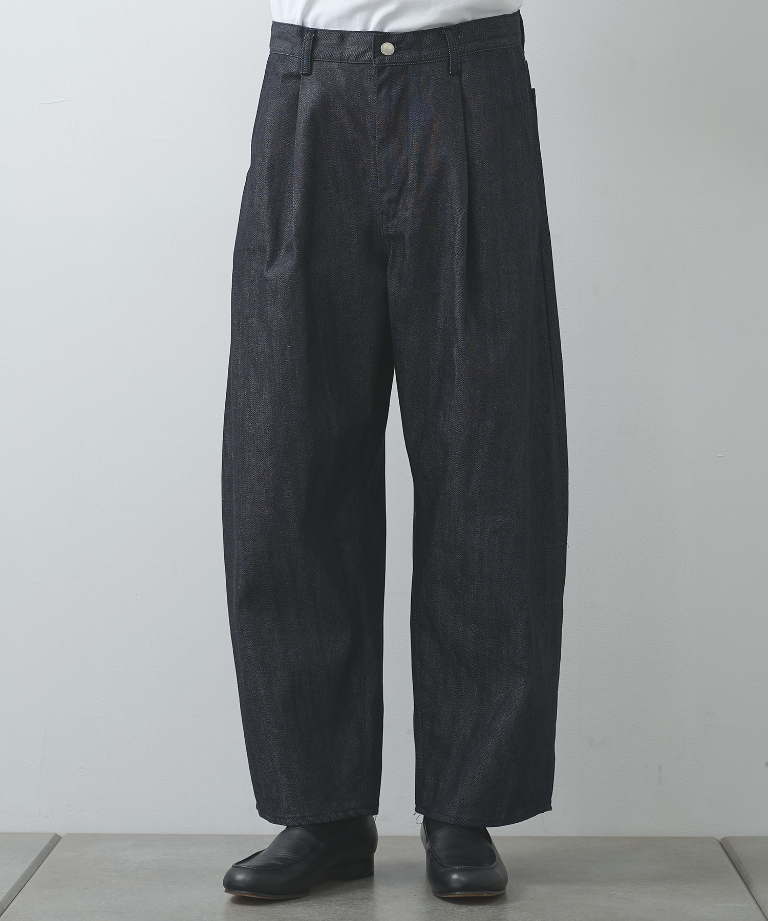 Deep tuck wide denim pants