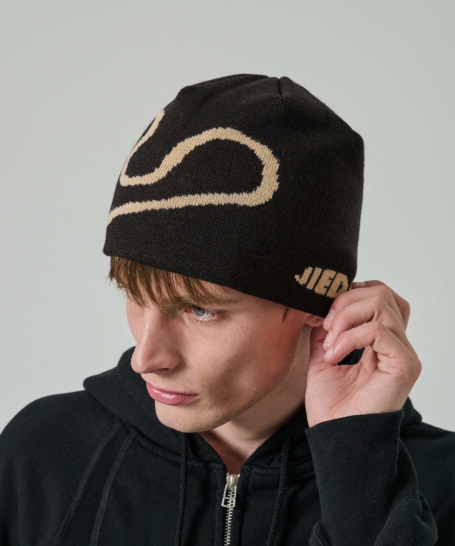 J LOGO KNIT CAP