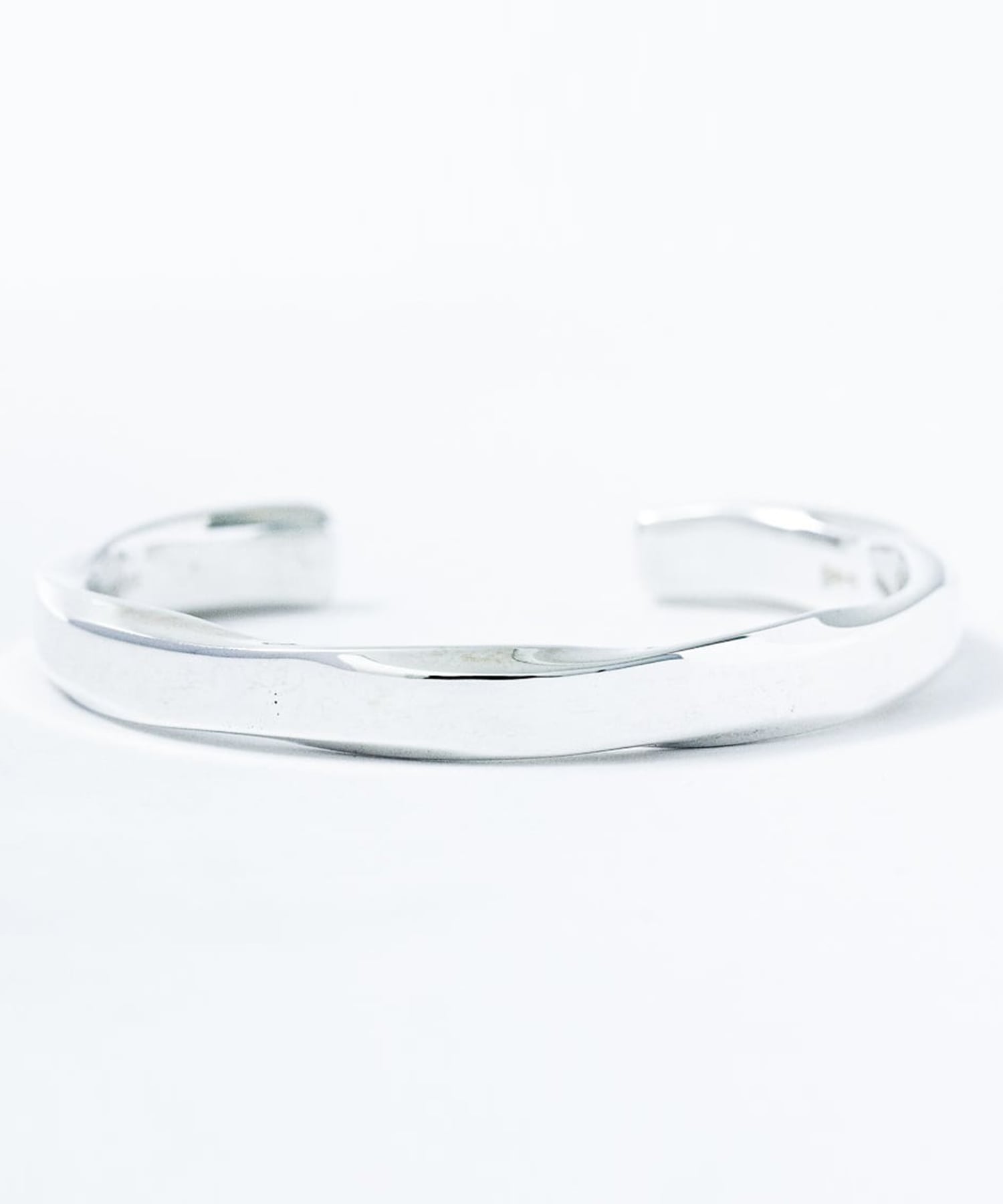 BN-070 Side twist bangle (M)