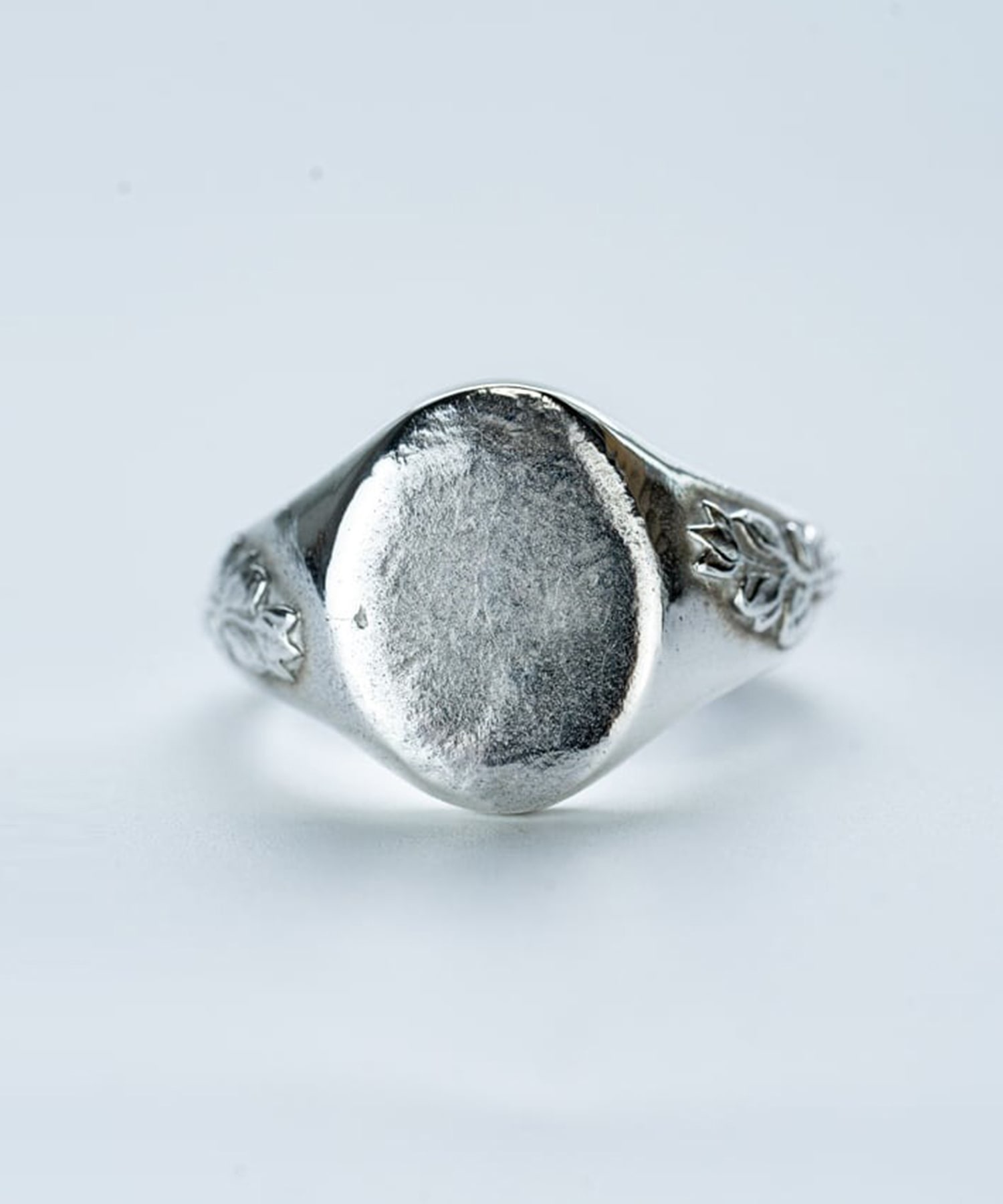 R-087 Oval signet ring olive