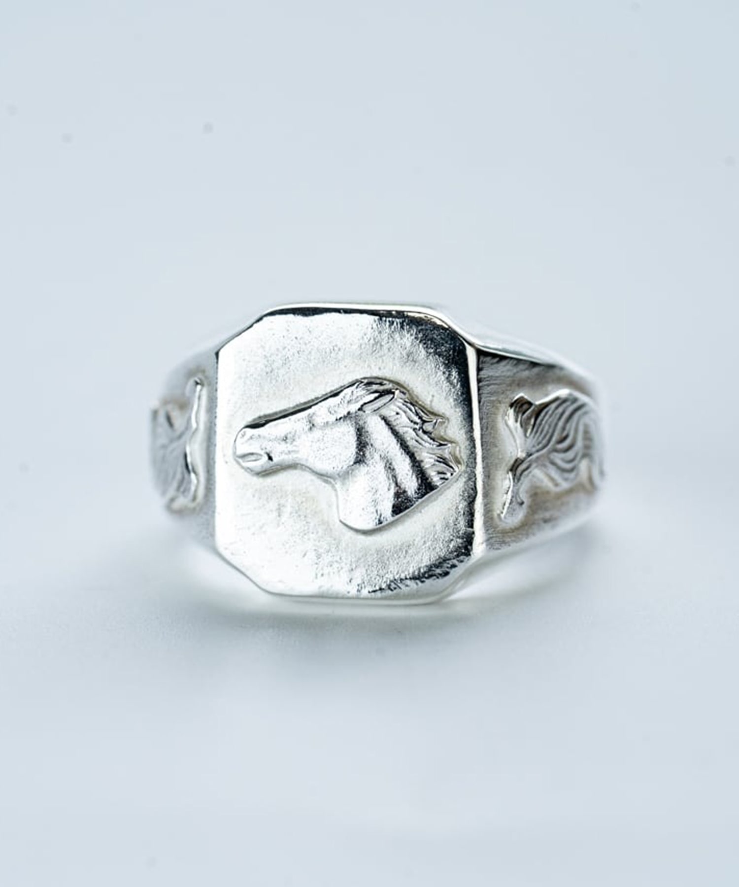 R-090 Square signet ring horsetail (SV hose)