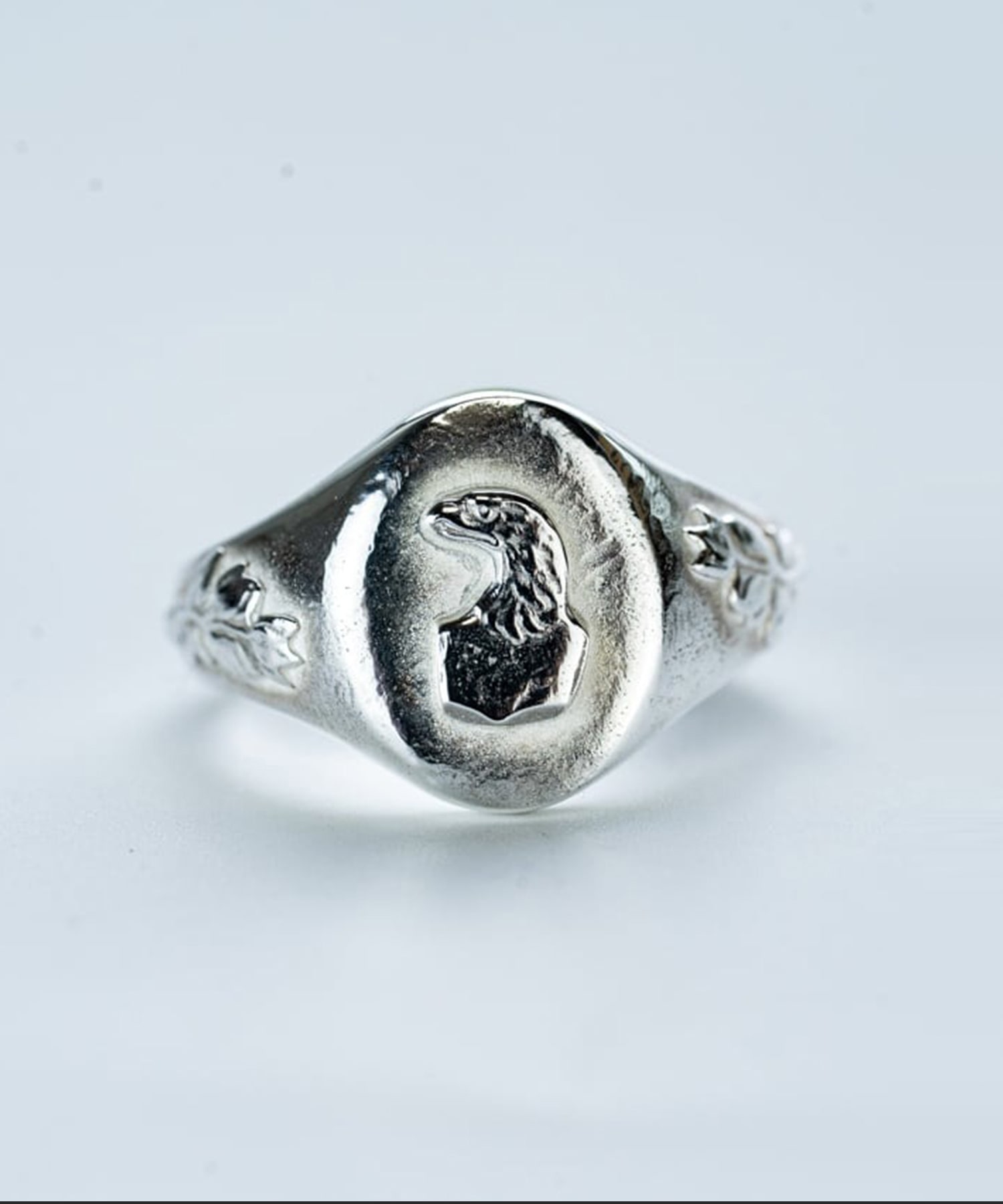 R-088 Oval signet ring olive (SV Eagle)