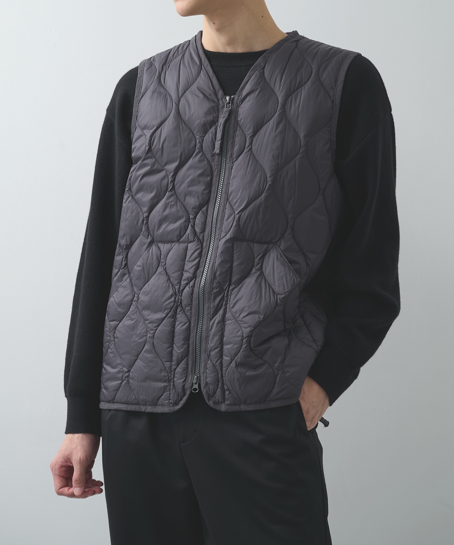 MILITARY V NECK W-ZIP DOWN VEST