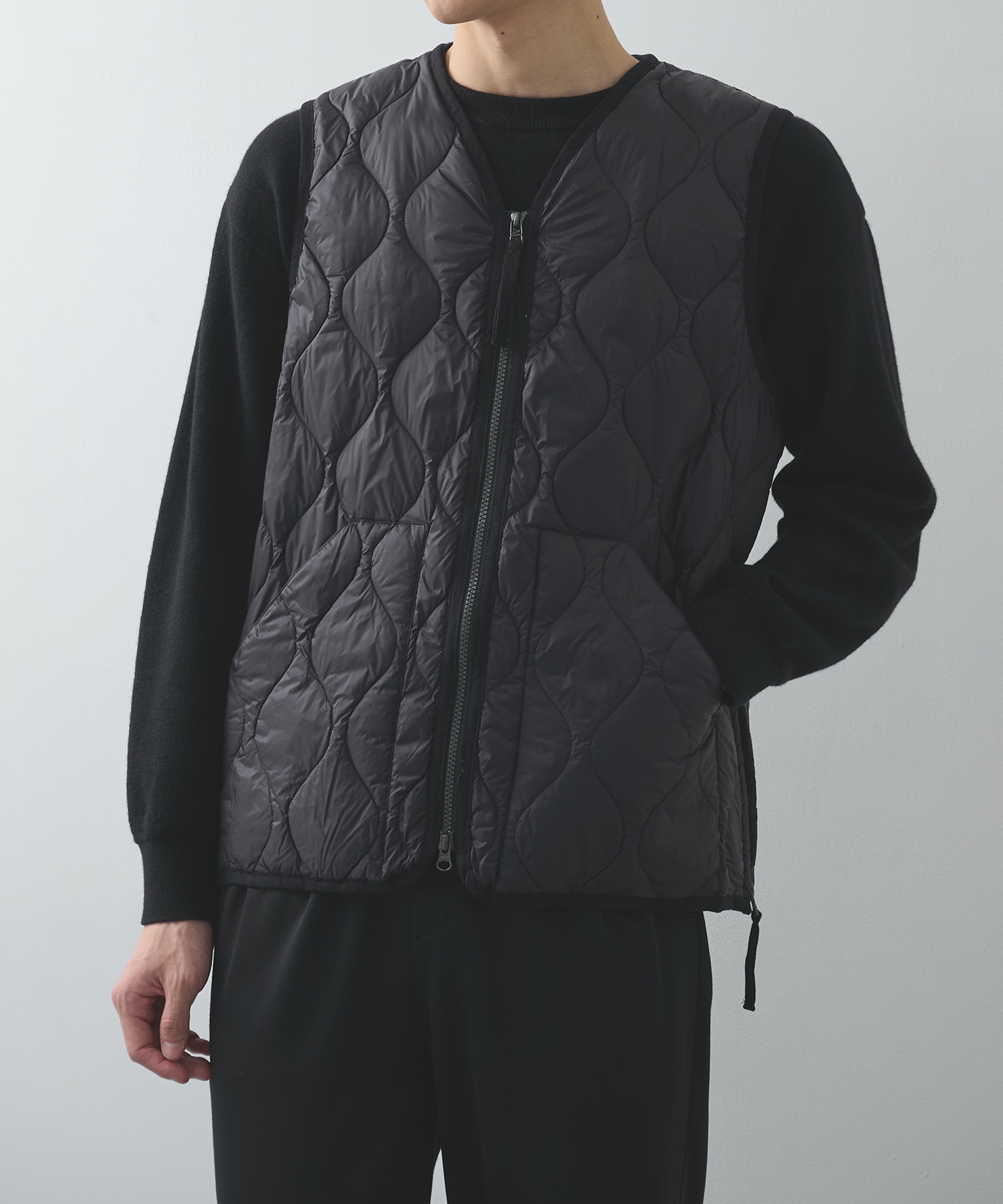 MILITARY V NECK W-ZIP DOWN VEST