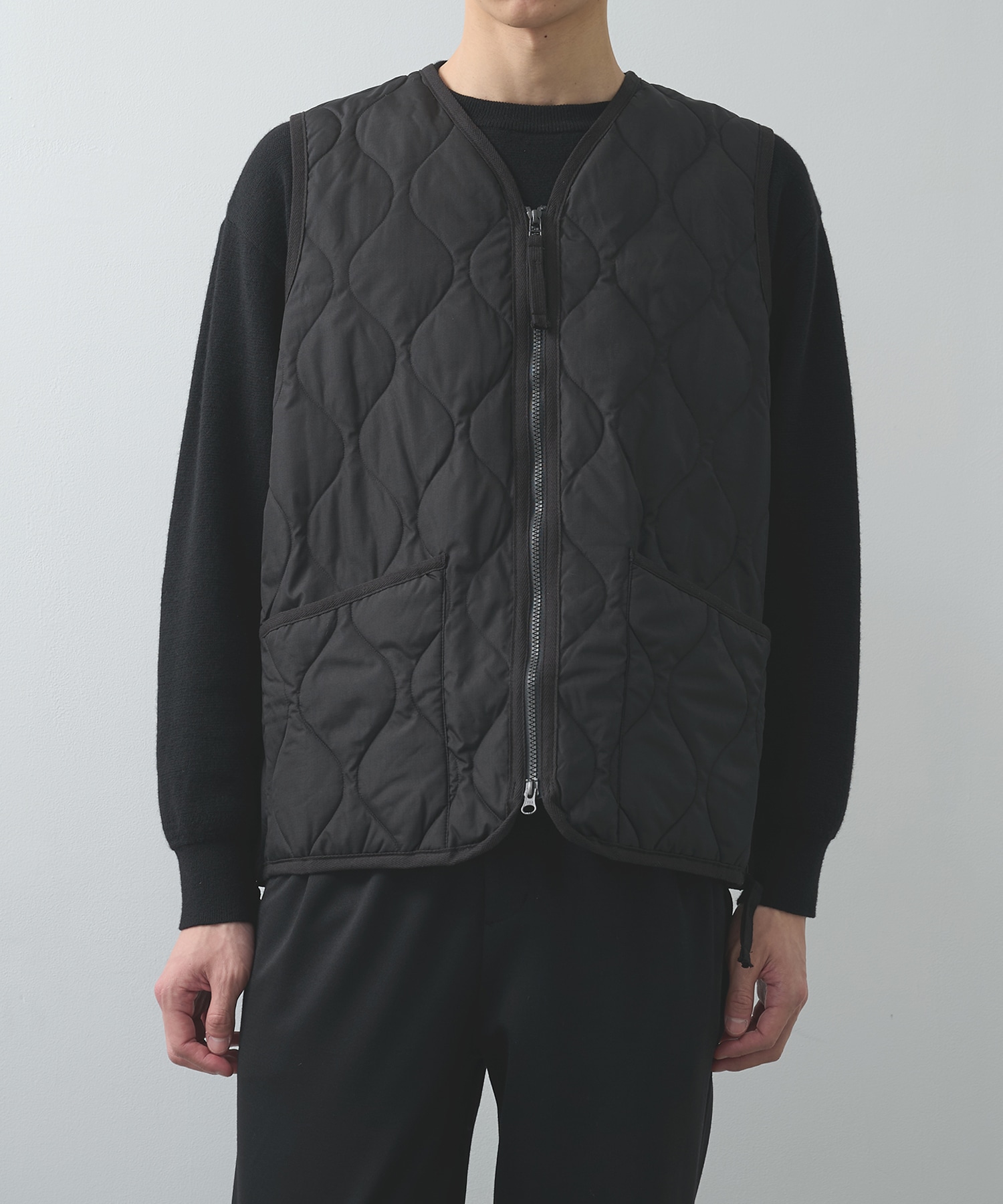 MILITARY W-ZIP V NECK DOWN VEST