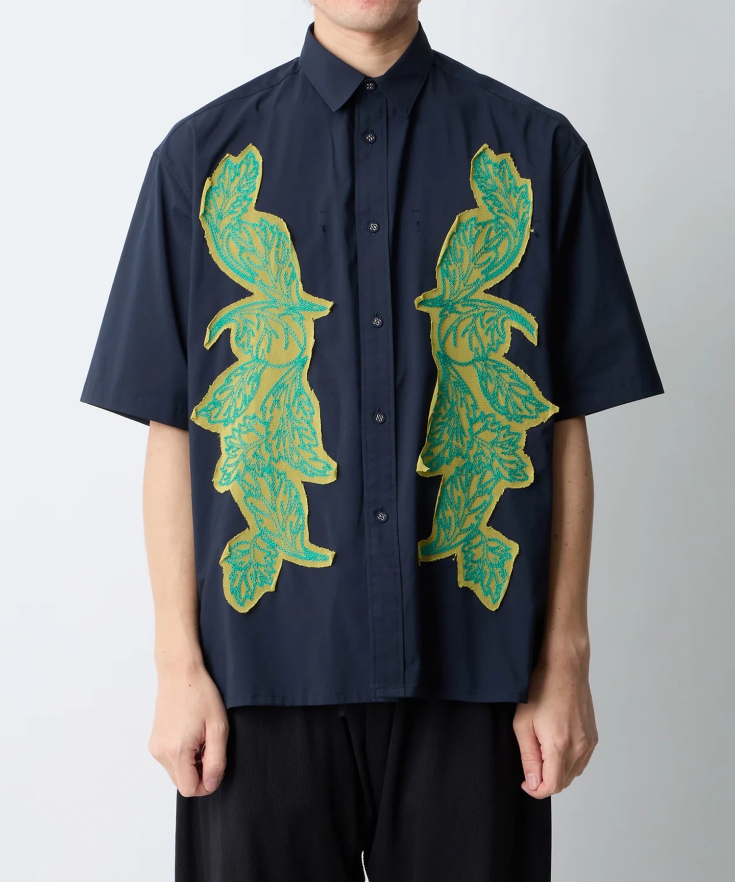 EMBROIDERY SHORT SLEEVE SHIRT