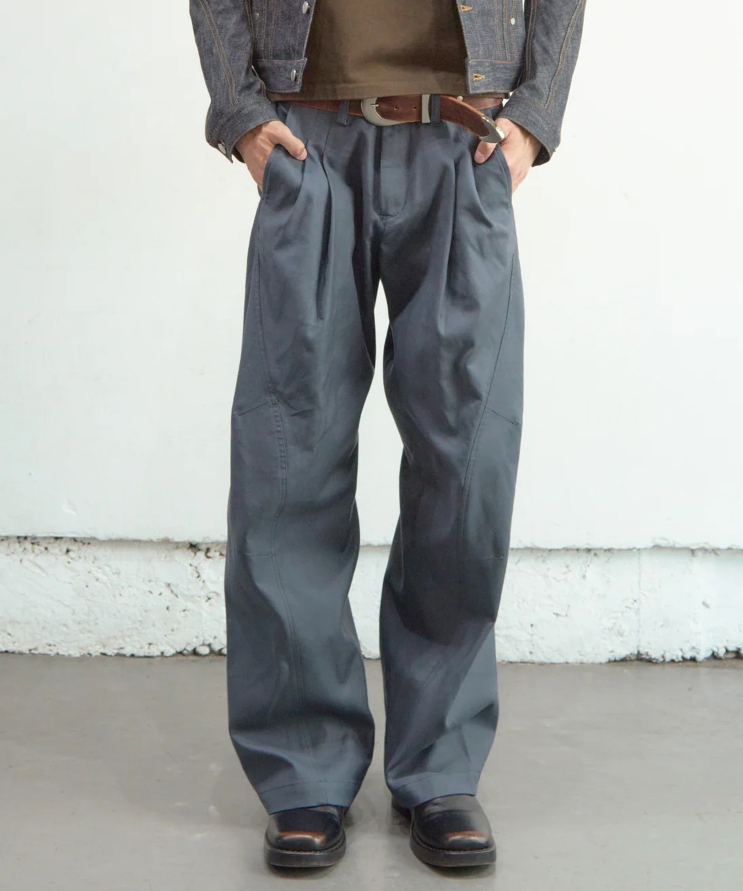 2TUCKED TWISTED TROUSERS