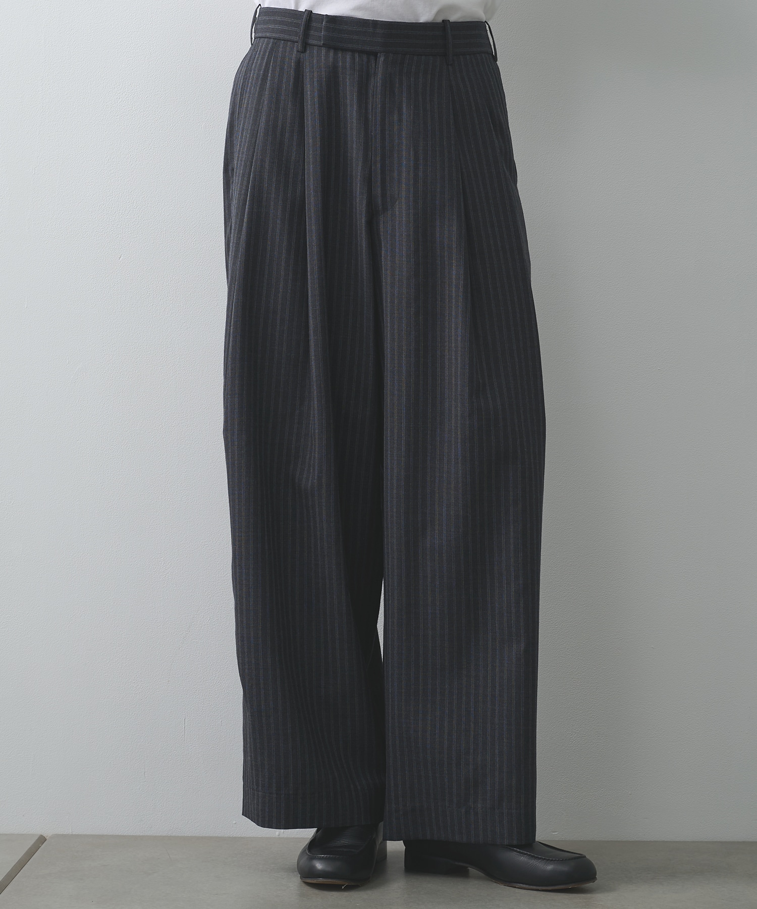 TWO TUCK BAGGY TROUSERS