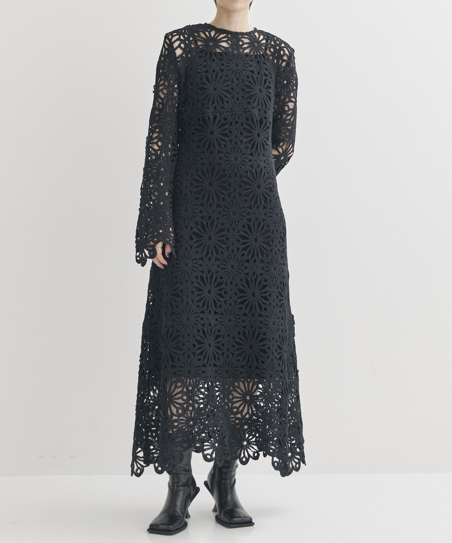 MEDI FLOWER SAINT LACE DRESS