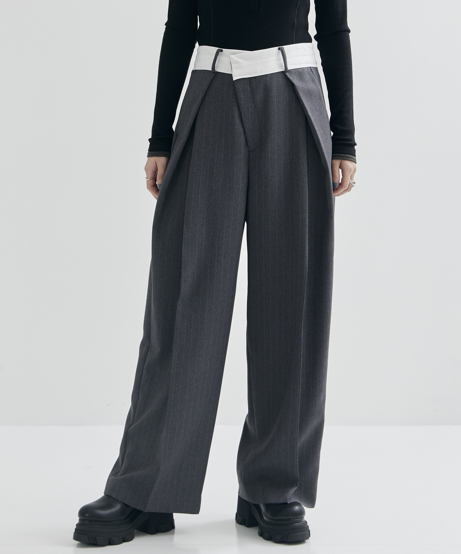 Elastic Waist Tucked Trousers