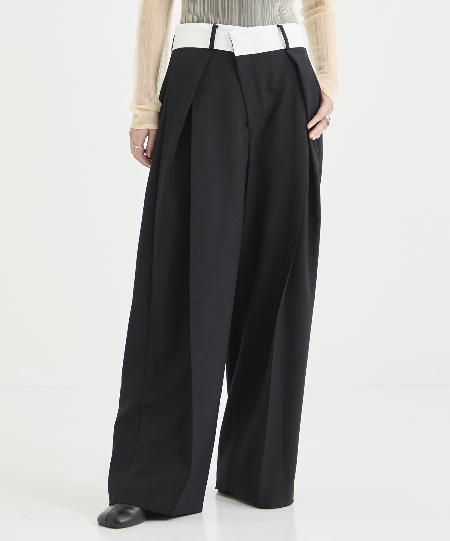 Elastic Waist Tucked Trousers